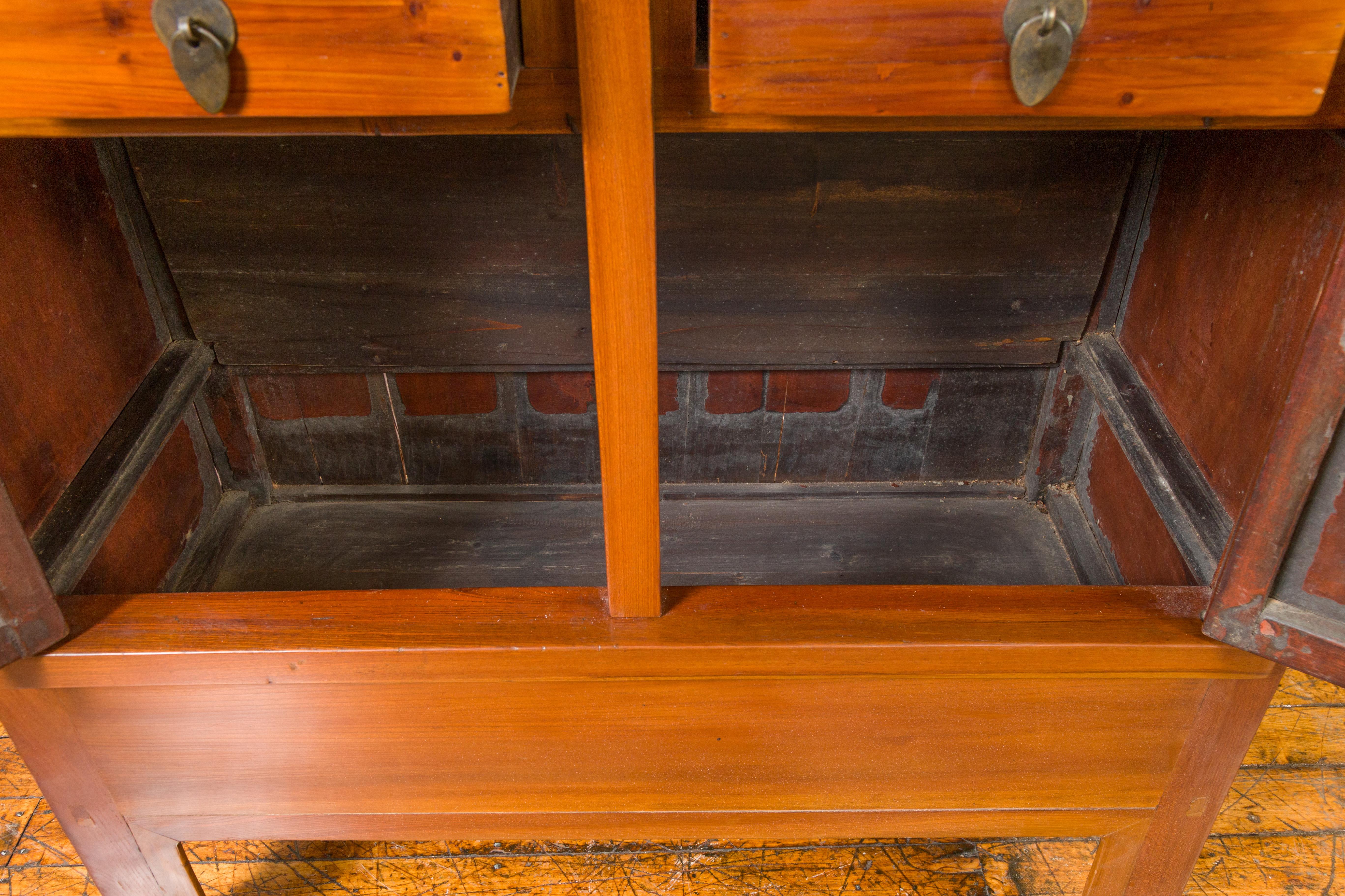 Armario chino de madera de olmo de la dinastía Qing con medallón de bronce y cajones interiores en venta 4