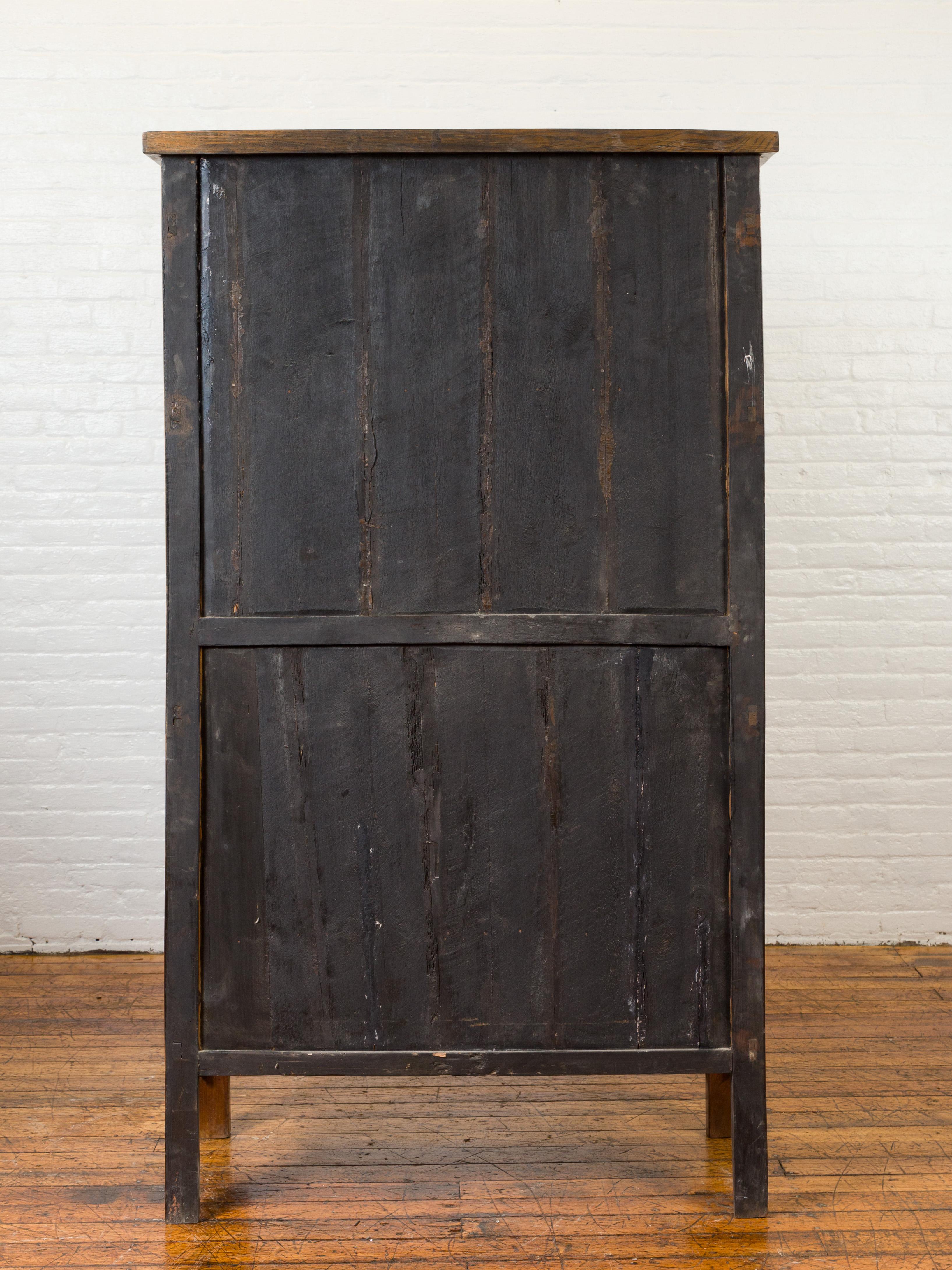 Armario chino de madera de olmo de la dinastía Qing con medallón de bronce y cajones interiores en venta 6