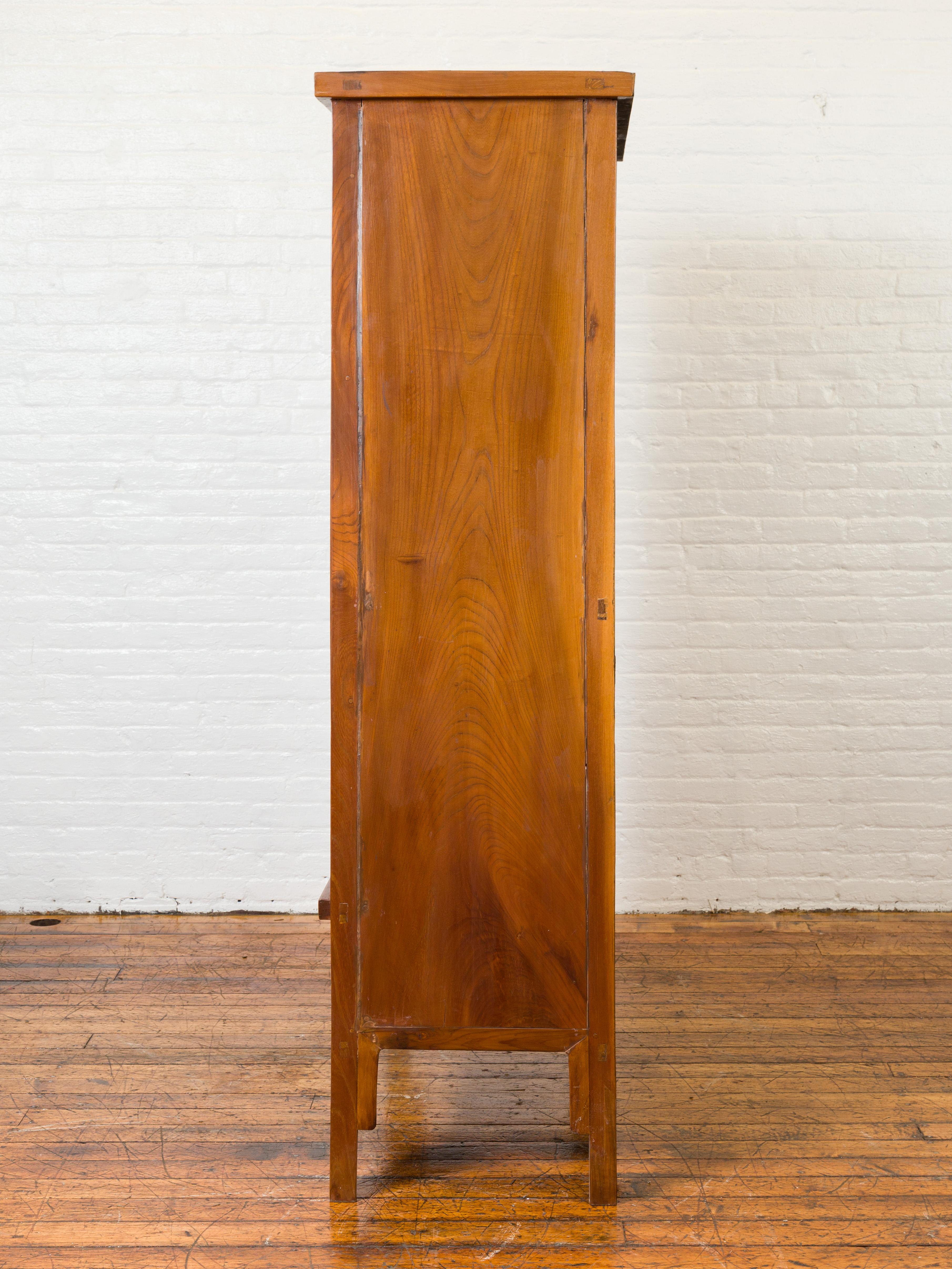 Armario chino de madera de olmo de la dinastía Qing con medallón de bronce y cajones interiores en venta 7