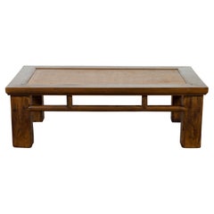 Table basse de chevet Lohan en bois d'orme de la dynastie chinoise Qing avec plateau en rotin tissé à la main