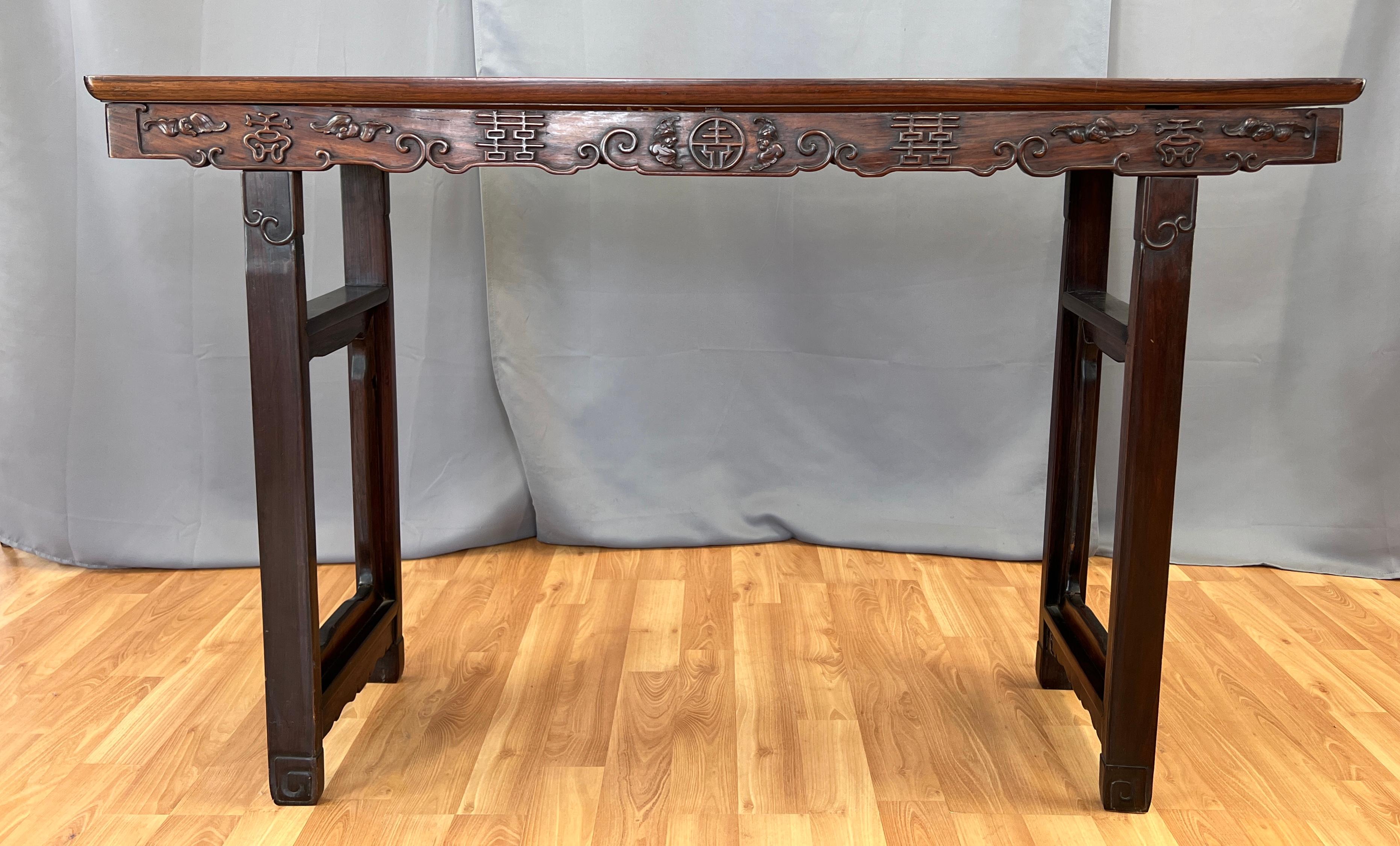 Chinesischer Zitanholz- Alter Tisch aus der Qing-Dynastie, 19. Jahrhundert (Handgeschnitzt) im Angebot
