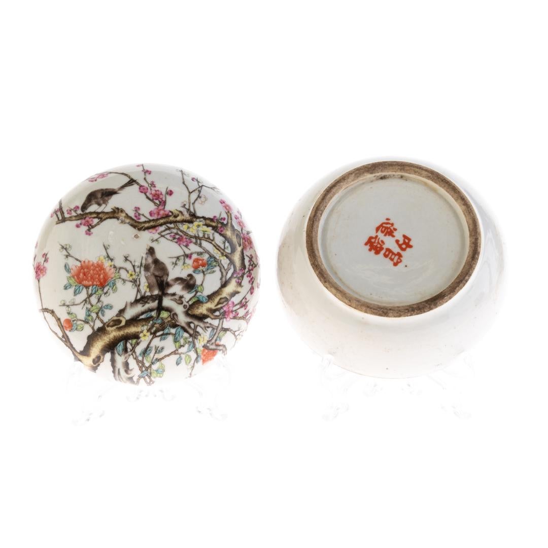 Chinese Qing Dynasty Famille Rose Porcelain Lidded Box 19th Century 
Good condition 
From a private collection.
Free international shipping.