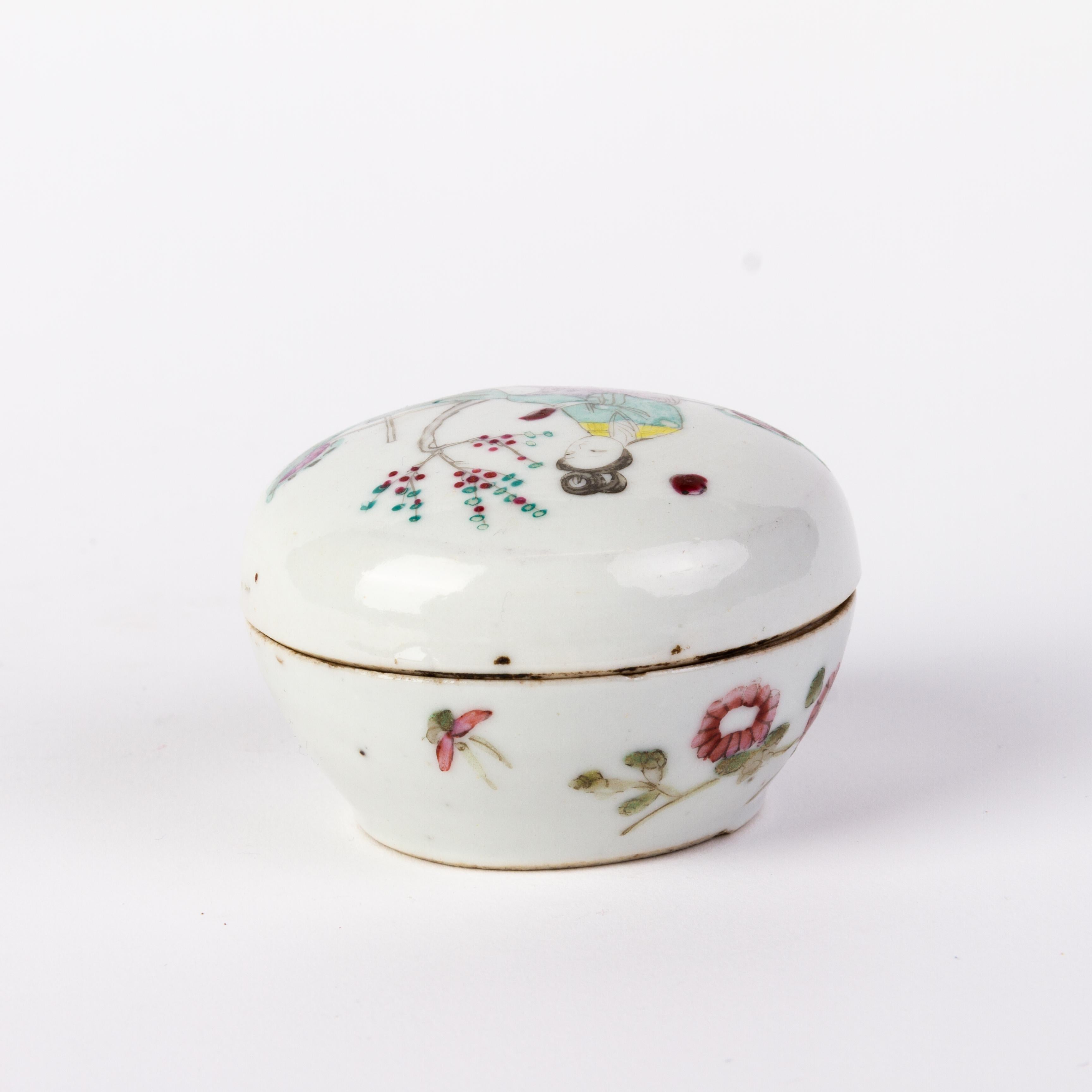 Hand-Painted Chinese Qing Dynasty Famille Rose Porcelain Lidded Box 19th Century For Sale