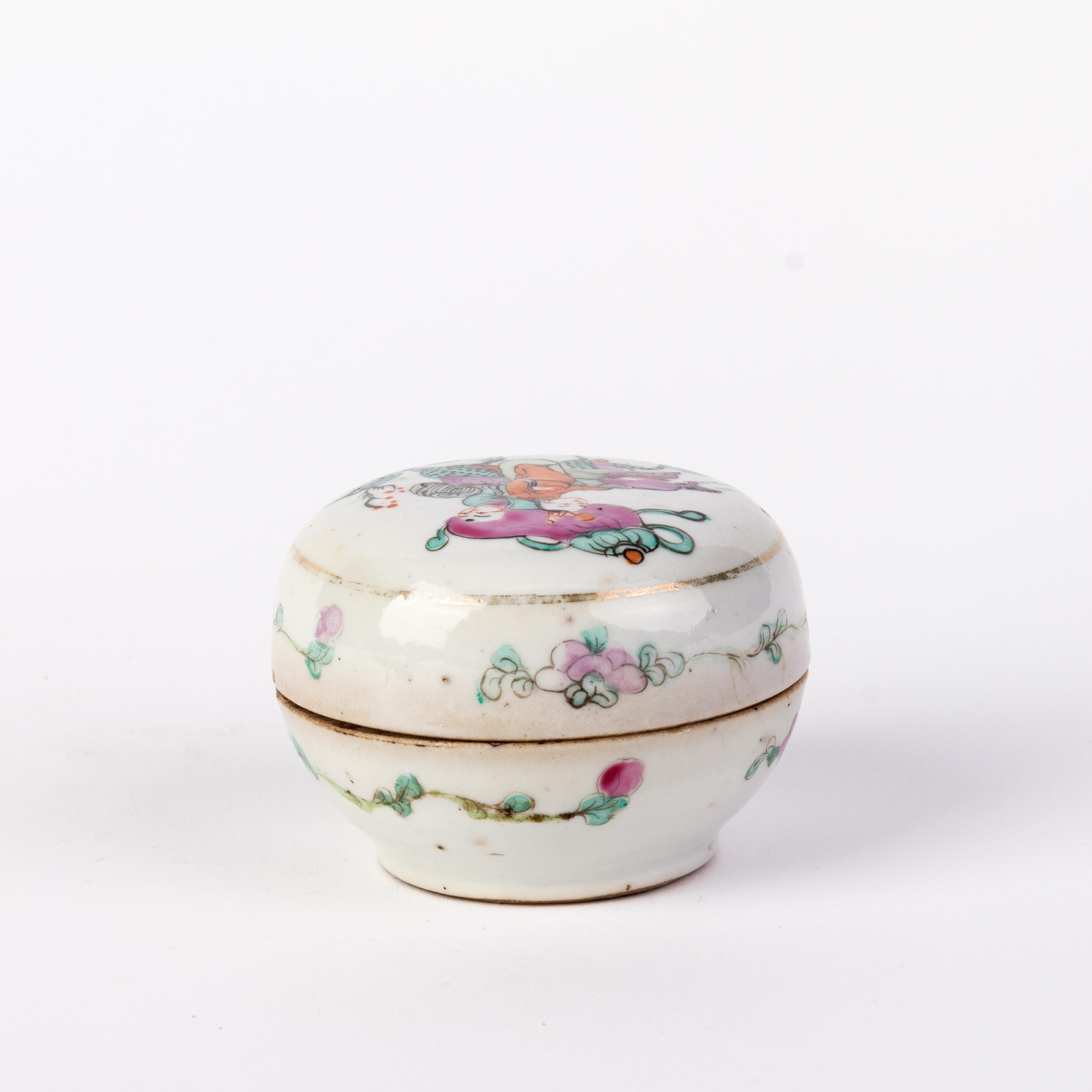 Peint à la main Boîte à couvercle en porcelaine de la famille rose de la dynastie chinoise Qing, 19e siècle  en vente
