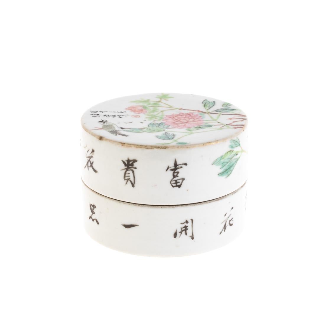 Hand-Painted Chinese Qing Dynasty Famille Rose Porcelain Lidded Box 19th Century For Sale