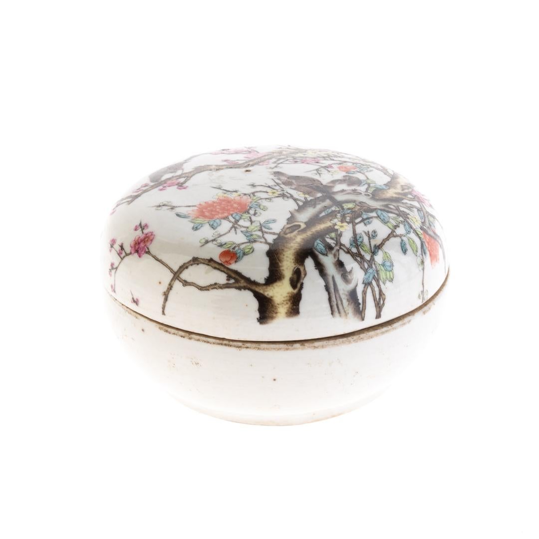 Hand-Painted Chinese Qing Dynasty Famille Rose Porcelain Lidded Box 19th Century For Sale
