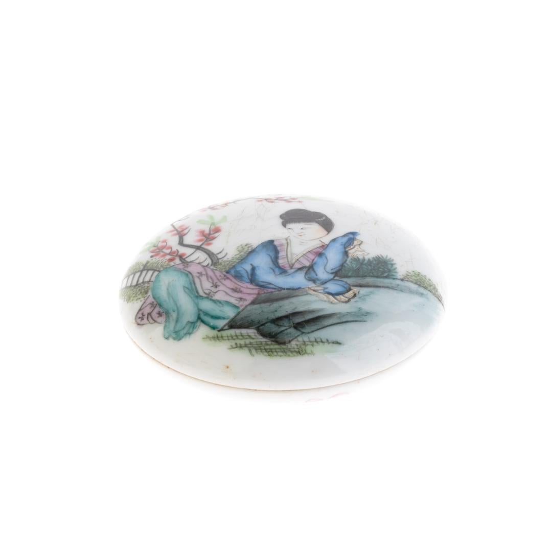 Hand-Painted Chinese Qing Dynasty Famille Rose Porcelain Lidded Box 19th Century For Sale