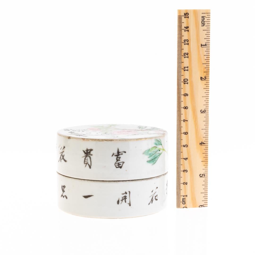 Chinese Qing Dynasty Famille Rose Porcelain Lidded Box 19th Century In Good Condition For Sale In Nottingham, GB