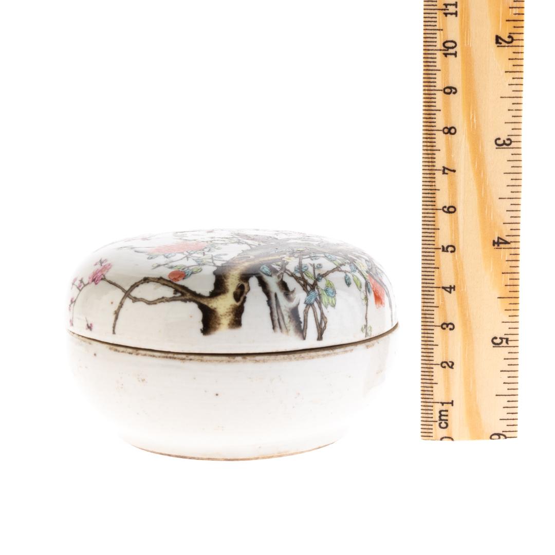 Chinese Qing Dynasty Famille Rose Porcelain Lidded Box 19th Century In Good Condition For Sale In Nottingham, GB