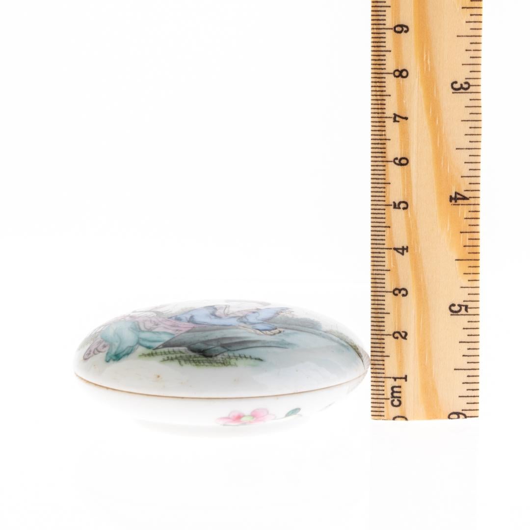 Chinese Qing Dynasty Famille Rose Porcelain Lidded Box 19th Century In Good Condition For Sale In Nottingham, GB