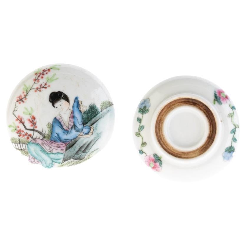 Scatola con coperchio in porcellana Famille Rose della dinastia Qing cinese del XIX secolo