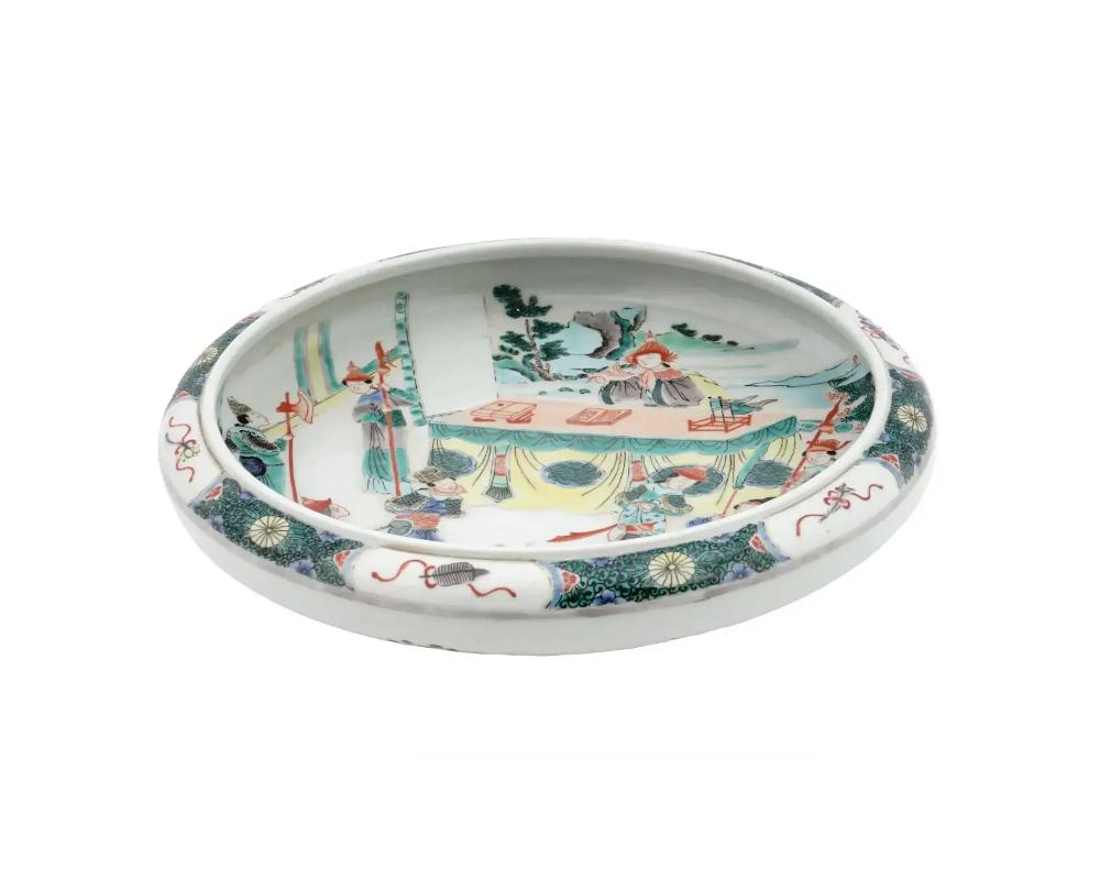 Chinese Qing Dynasty Famille Rose Porcelain Plate In Good Condition For Sale In New York, NY