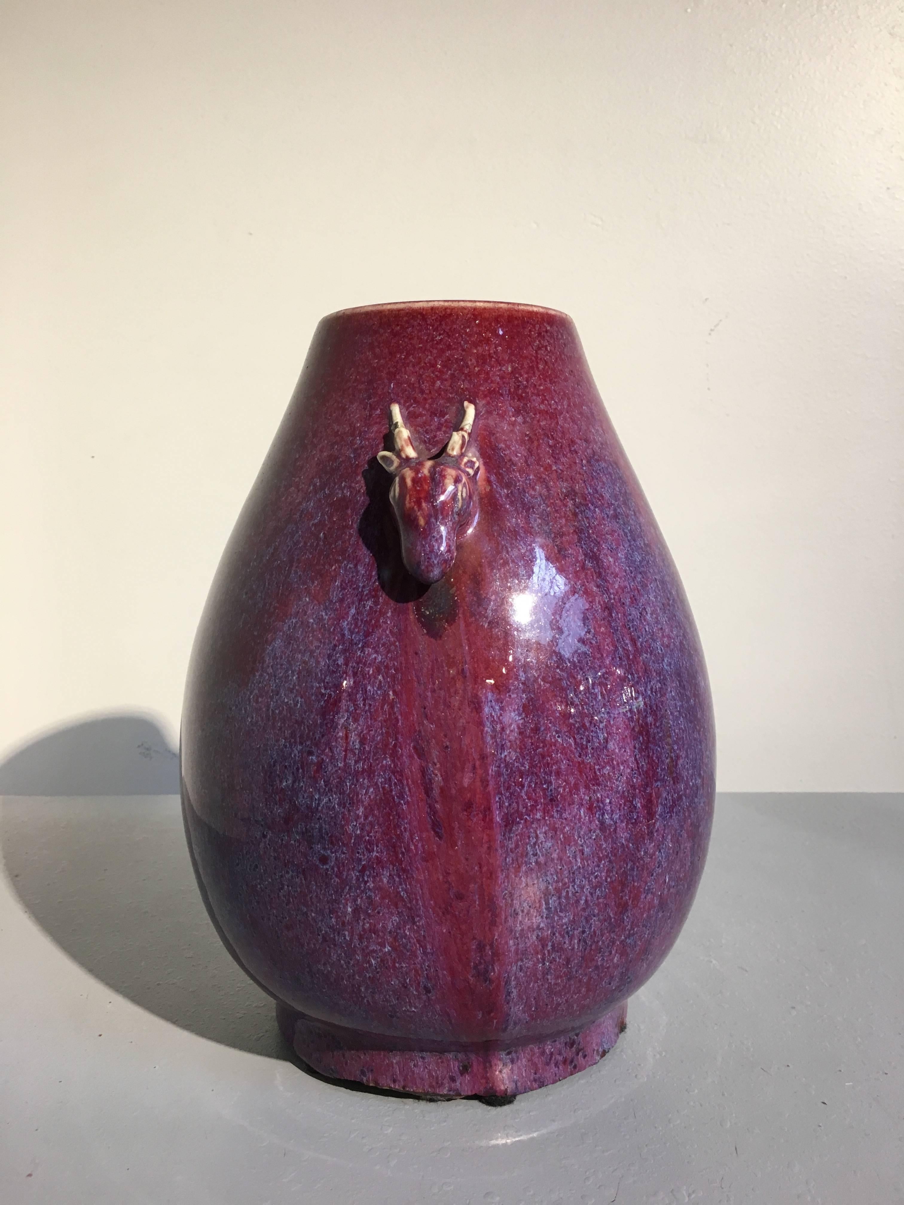 Chinesische flammenglasierte gewölbte Hu-Vase mit Hirschkopfgriffen aus der chinesischen Qing-Dynastie im Zustand „Gut“ im Angebot in Austin, TX