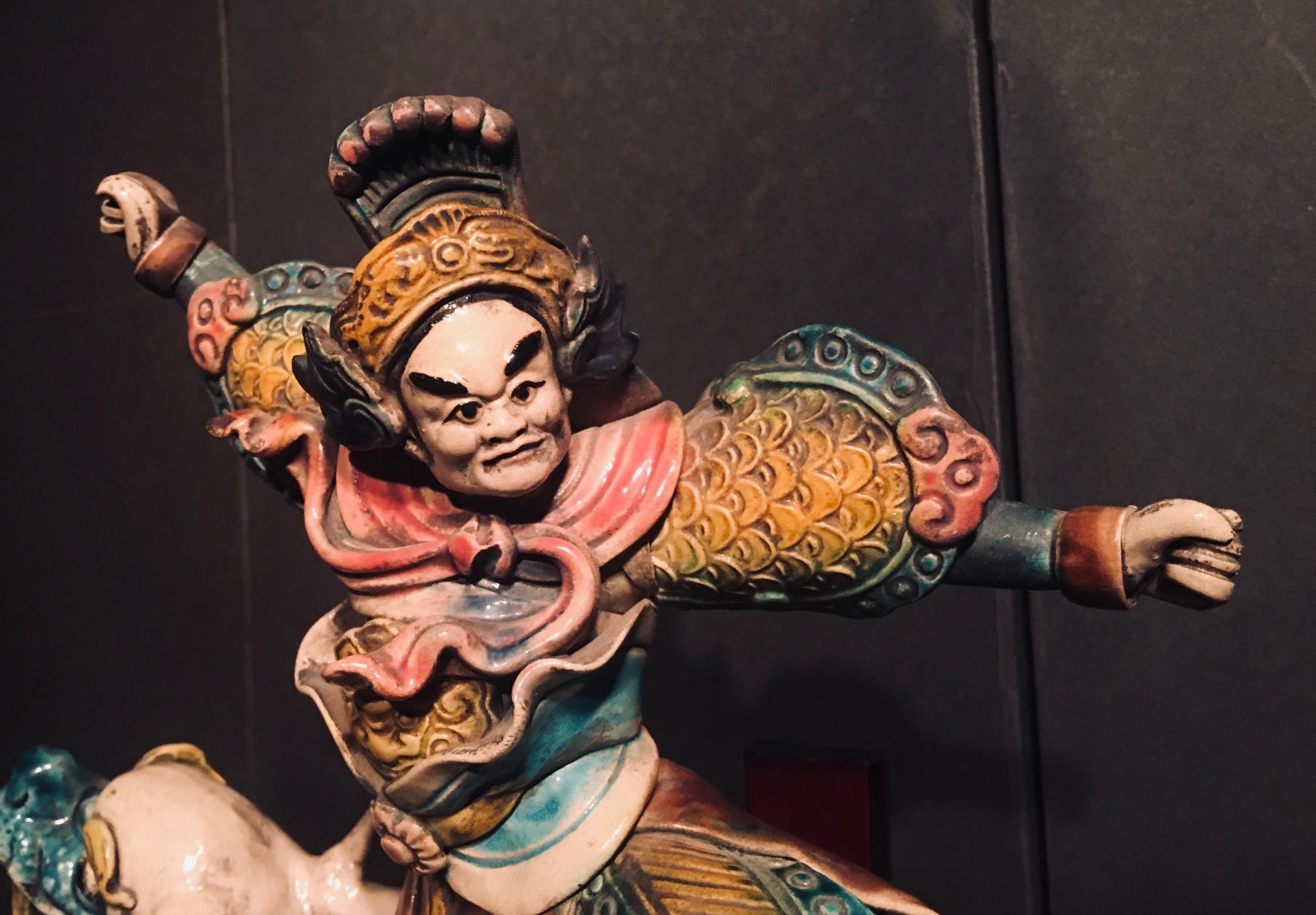 Chinesische glasierte Porzellan-Dachziegel eines Kriegers, der auf einer Drachen-Schildkröte reitet. Die Herstellung glasierter Kacheln wurde in der Ming-Dynastie standardisiert, und während der Qing-Dynastie bis in die republikanische Ära hinein