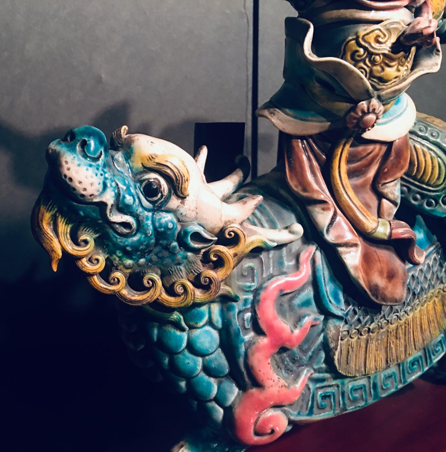 Chinesische glasierte Porzellanfliesen eines Kriegers auf einer Schildkröte aus dem frühen 20. Jahrhundert (Glasiert) im Angebot