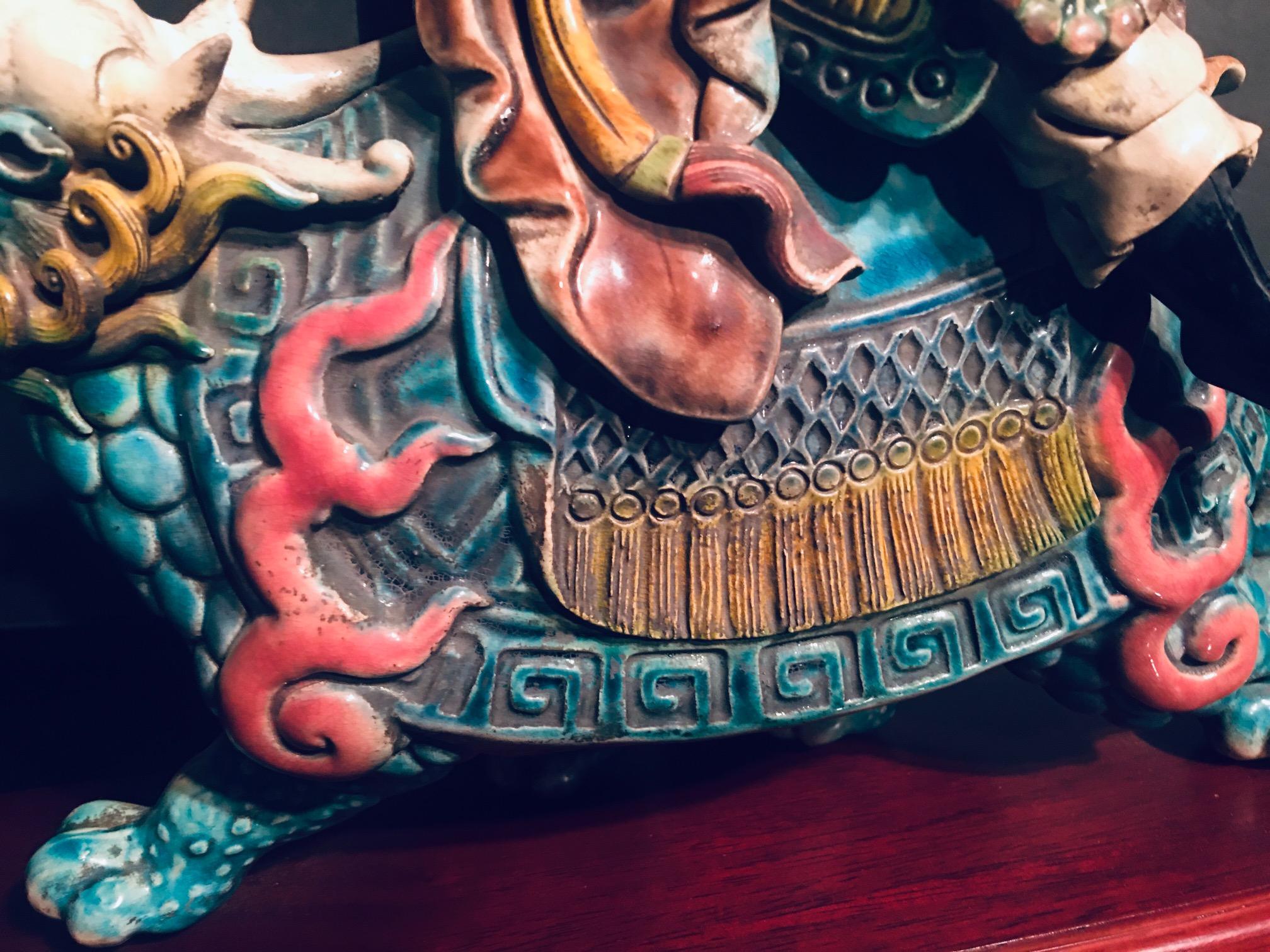 Chinesische glasierte Porzellanfliesen eines Kriegers auf einer Schildkröte aus dem frühen 20. Jahrhundert im Zustand „Gut“ im Angebot in New York, NY