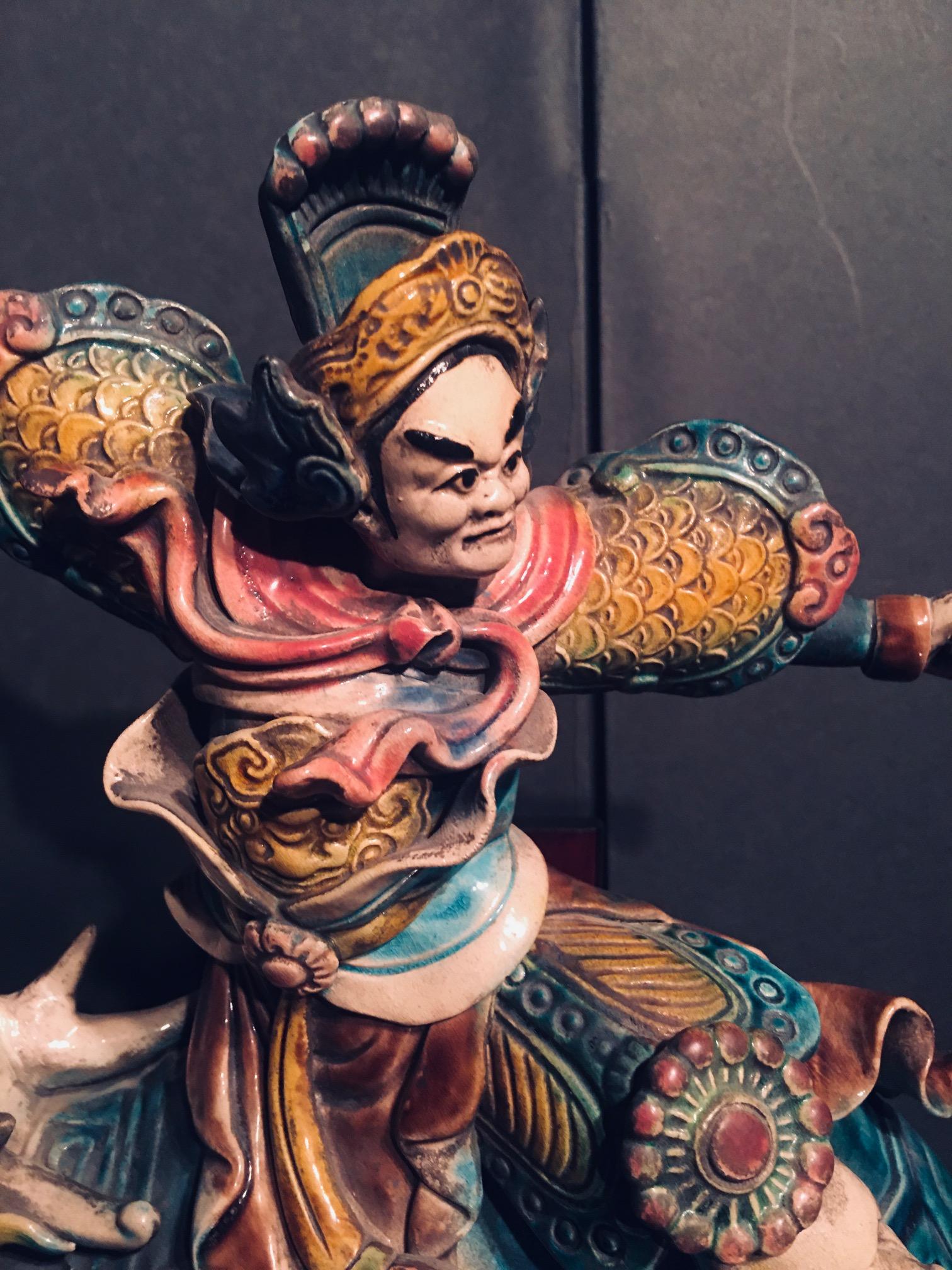 Chinesische glasierte Porzellanfliesen eines Kriegers auf einer Schildkröte aus dem frühen 20. Jahrhundert (Keramik) im Angebot