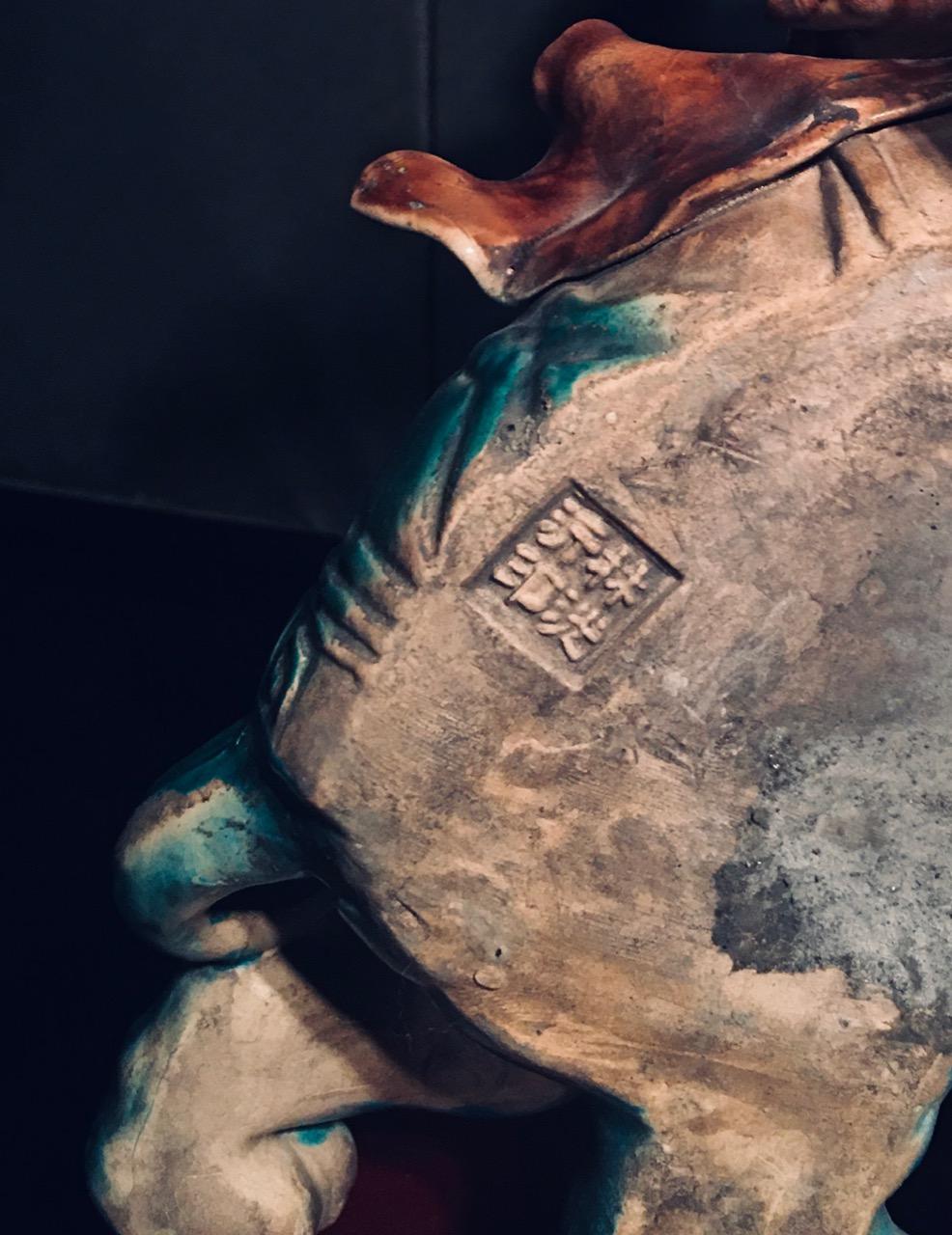 Chinesische glasierte Porzellanfliesen eines Kriegers auf einer Schildkröte aus dem frühen 20. Jahrhundert im Angebot 1