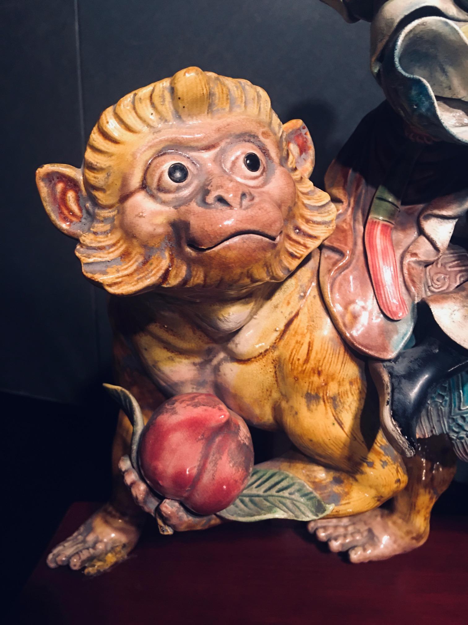 Chinesische glasierte Porzellan-Dachziegel eines Kriegers, der auf einem Affen reitet. Die Herstellung glasierter Kacheln wurde in der Ming-Dynastie standardisiert, und während der Qing-Dynastie bis in die republikanische Ära hinein wurden glasierte
