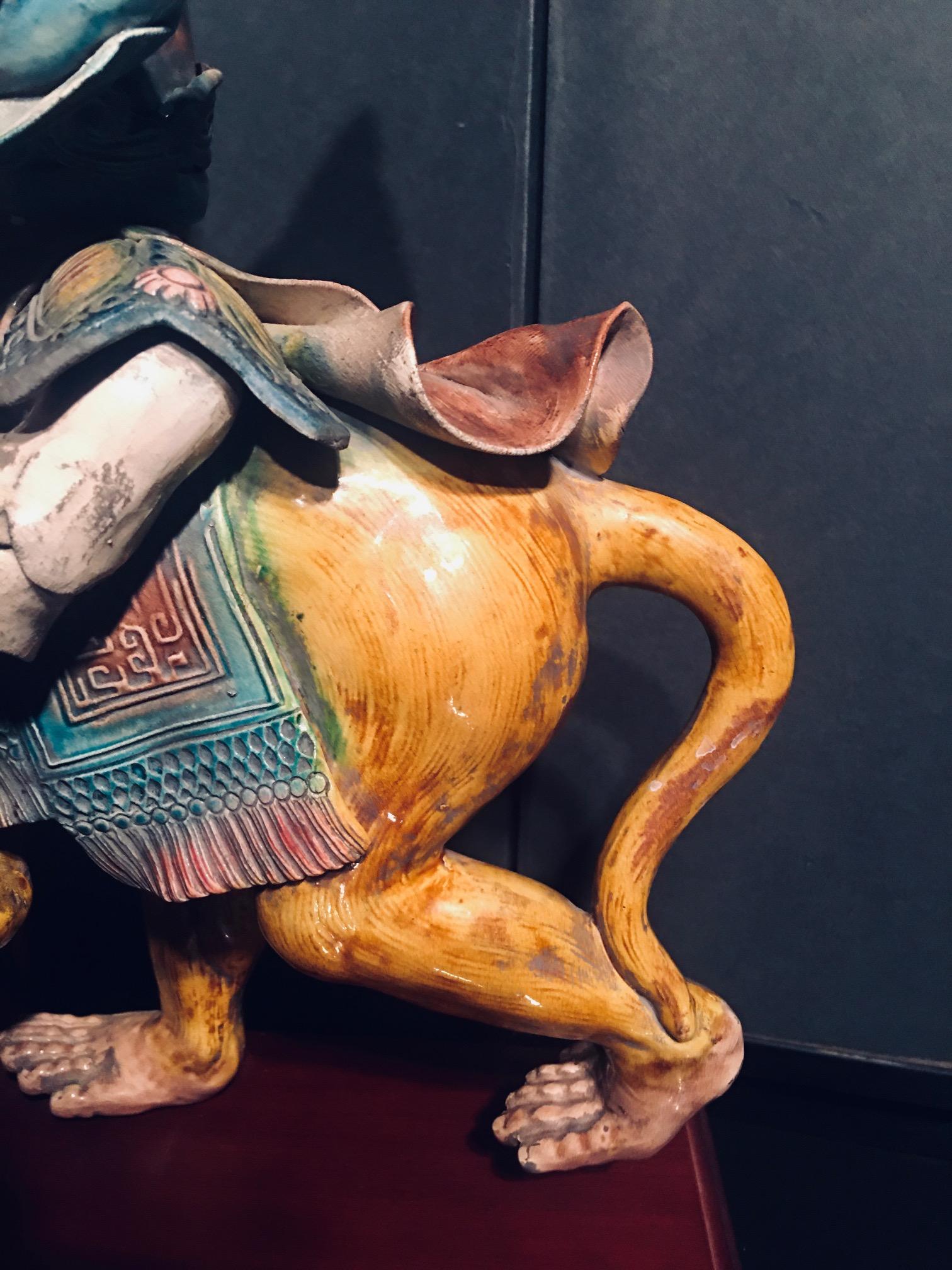 Chinesische glasierte Porzellanwandfliesen des frühen 20. Jahrhunderts, ein Krieger auf einem Affen reitend im Zustand „Gut“ im Angebot in New York, NY
