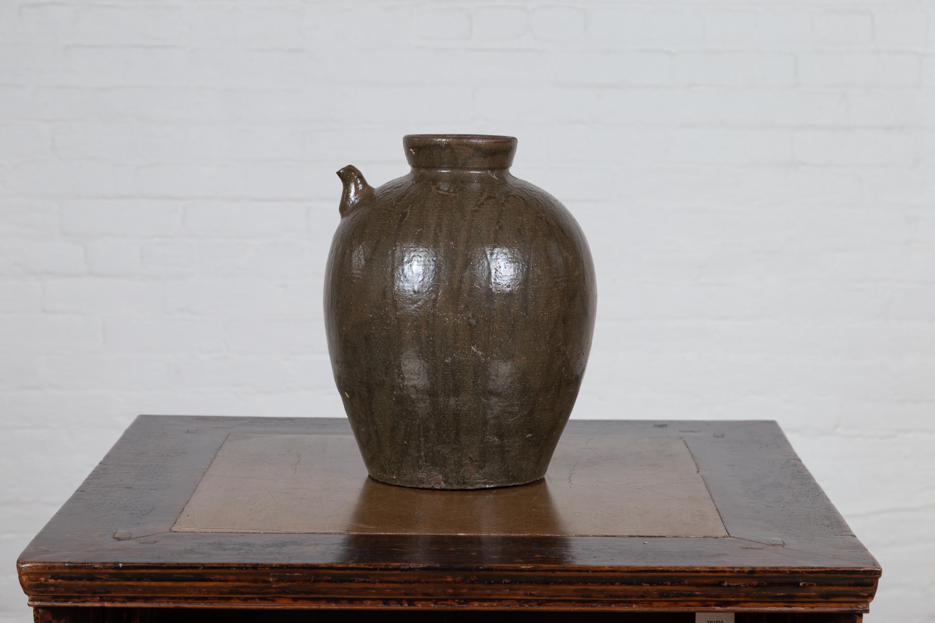 Ein antiker chinesischer Wasserkrug aus der Qing-Dynastie aus glasierter Keramik mit zierlichem Ausguss aus dem 19. Dieser charmante Wasserkrug, der im 19. Jahrhundert in China entstand, hat einen runden Körper, der mit einem glasierten Dekor