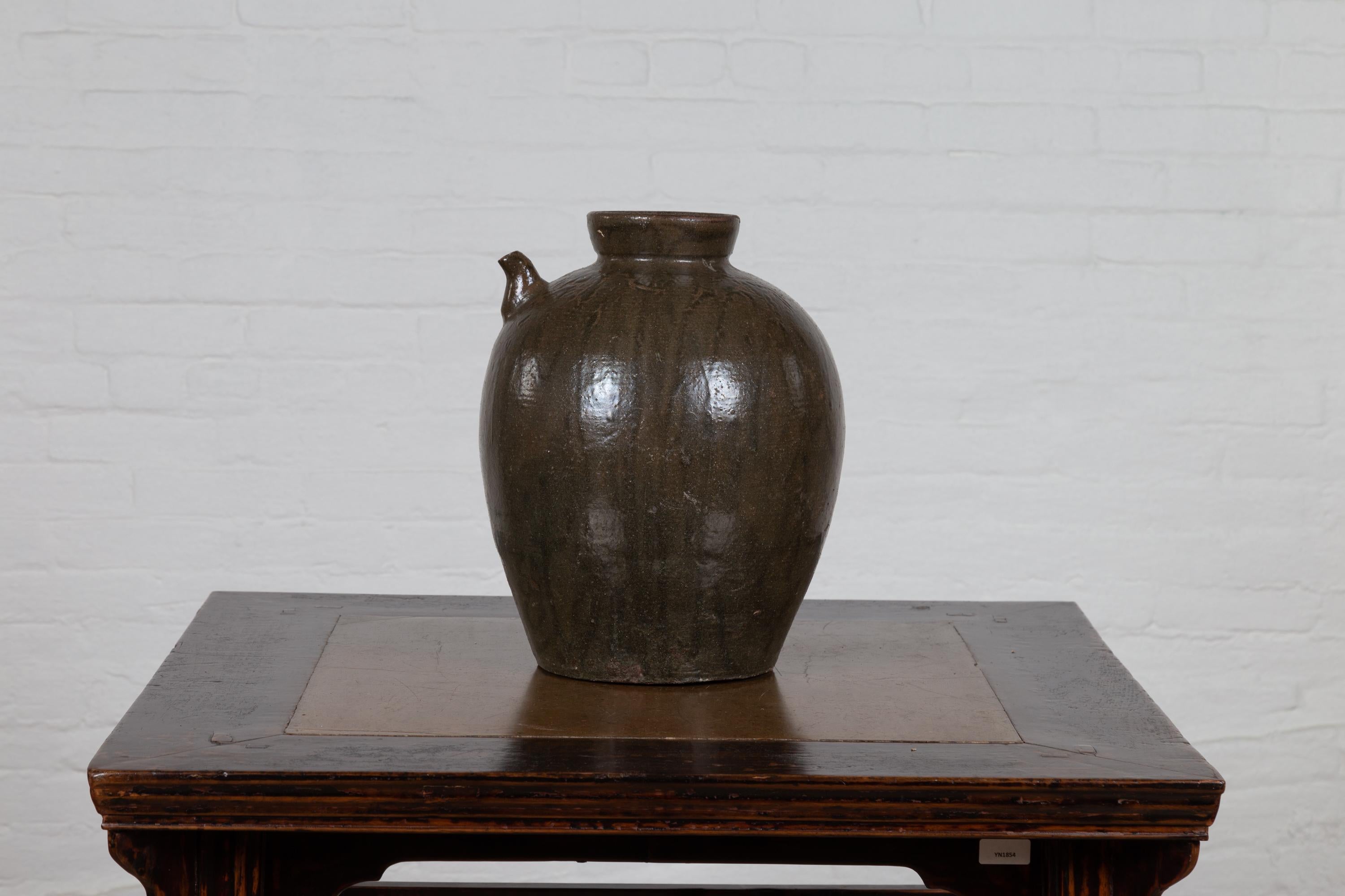 Vaso per brocca d'acqua a vernice scura della dinastia Qing con beccuccio piccolo del XIX secolo In condizioni buone in vendita a Yonkers, NY