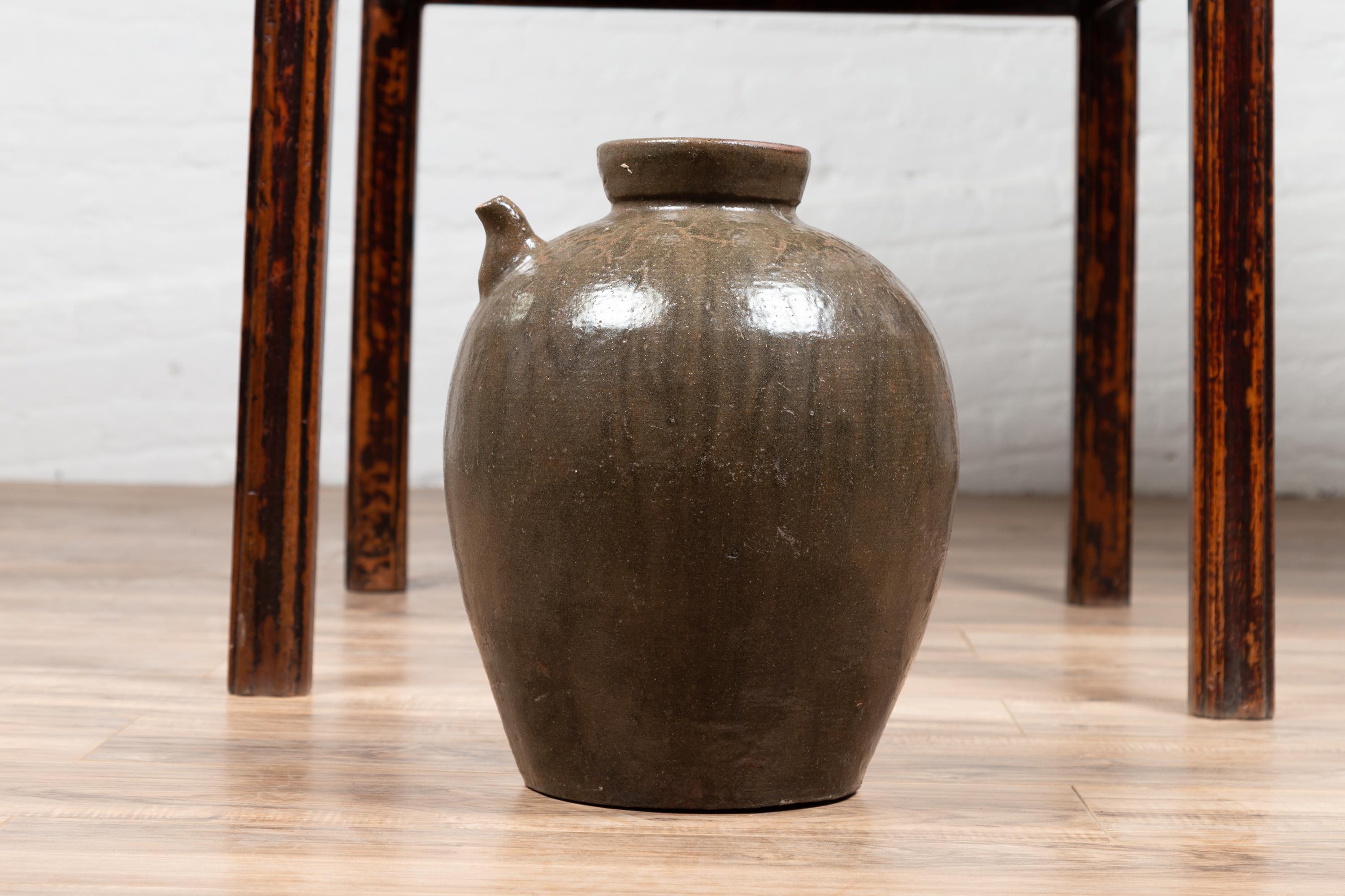 Chinesischer glasierter Wasserkrug aus der chinesischen Qing-Dynastie mit kleinem Ausguss aus dem 19. Jahrhundert im Angebot 4