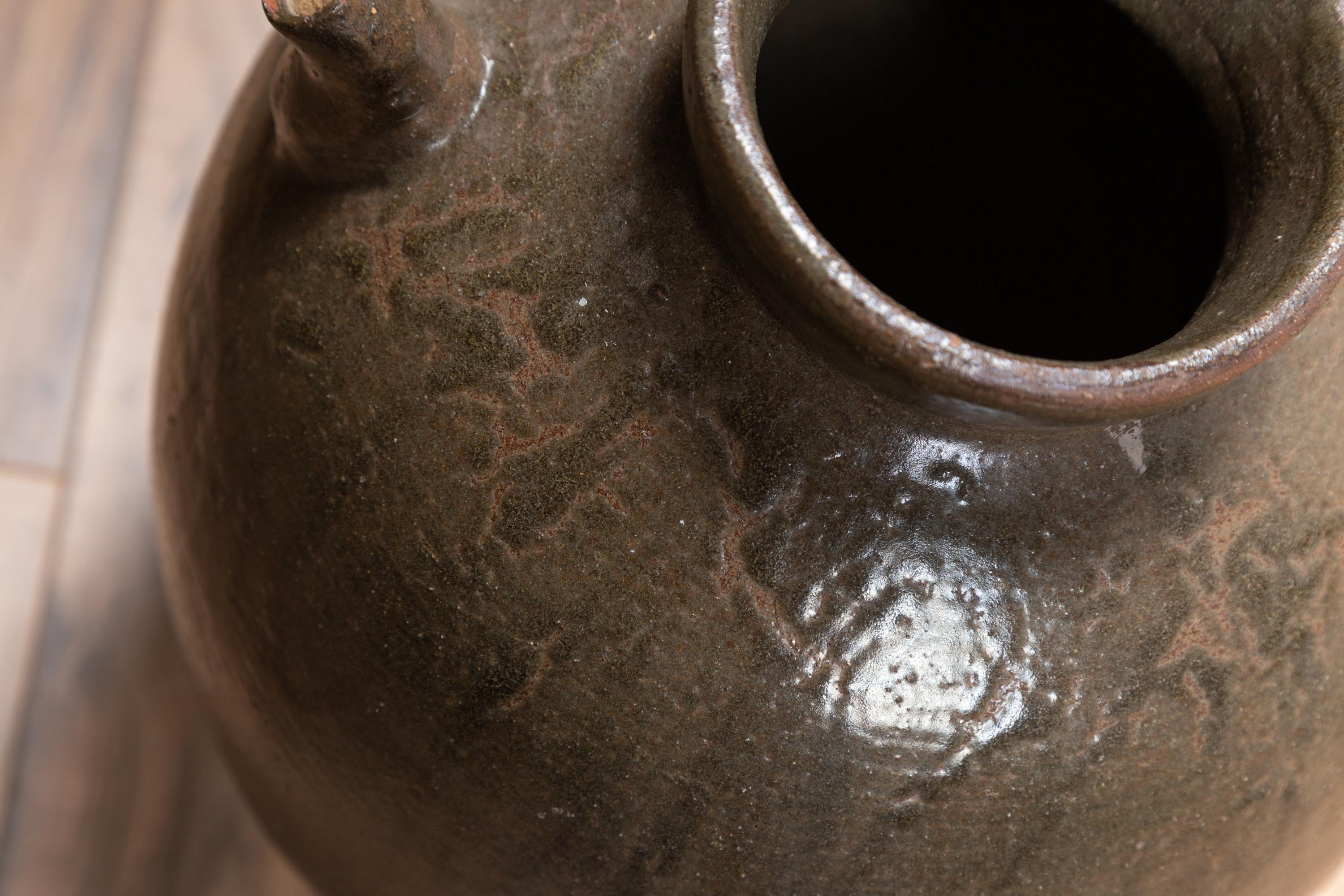 Vaso per brocca d'acqua a vernice scura della dinastia Qing con beccuccio piccolo del XIX secolo in vendita 3