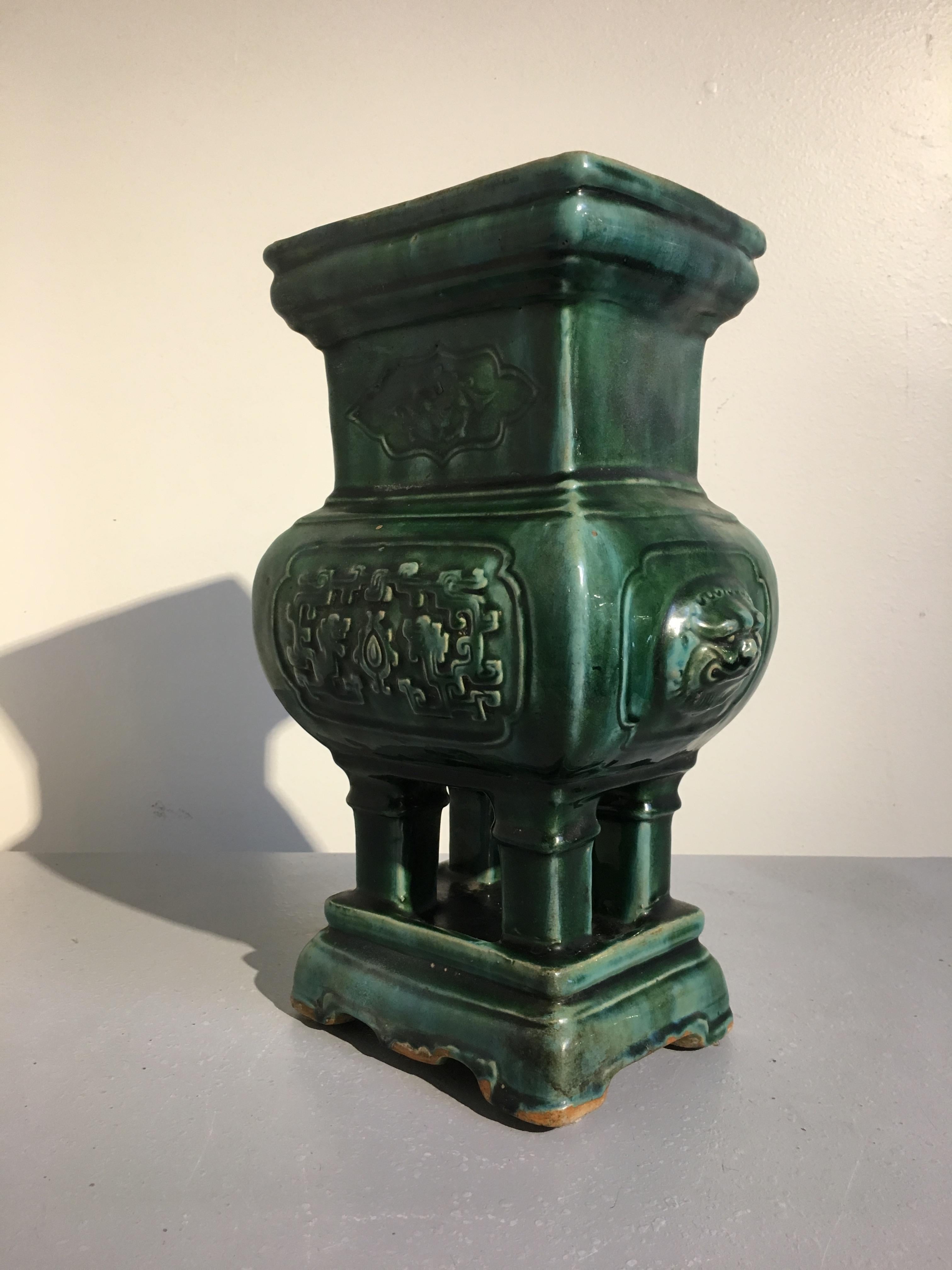 Smaltato Bruciatore di incenso cinese della dinastia Qing, smaltato di verde, fine del XIX secolo in vendita