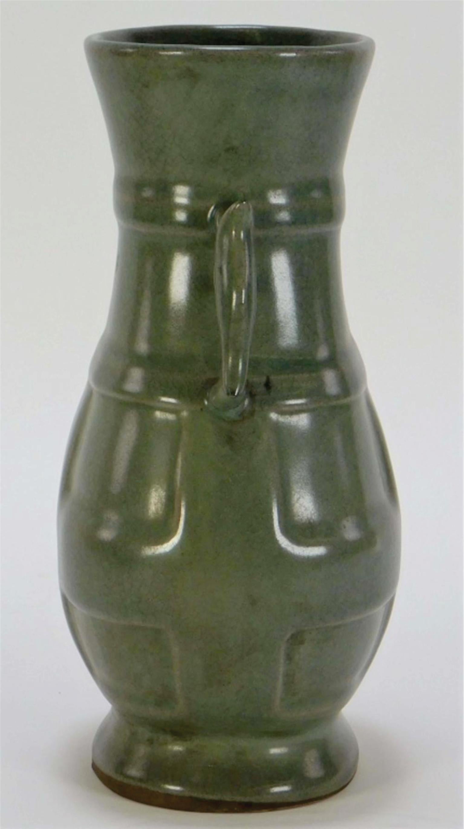 Chine, 19e siècle
Ce vase à bord évasé est orné d'un bandeau géométrique appliqué sur le corps et de poignées appliquées, le tout fini en céladon vert sauge.
Il a été émaillé à l'intérieur et à l'extérieur avec des motifs craquelés