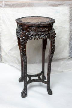 Piédestal en bois dur sculpté de manière complexe, datant de la dynastie chinoise Qing, avec incrustation en marbre