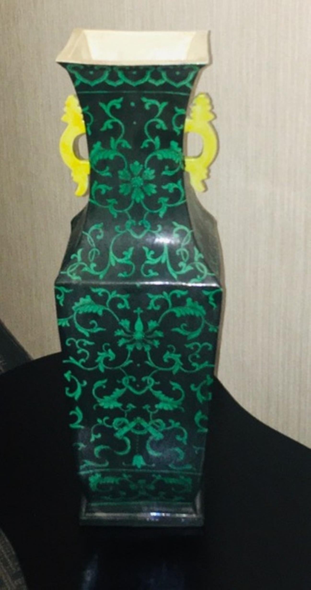 Porzellanvase aus der Jiaqing-Periode der chinesischen Qing-Dynastie mit grün glasierten Blumenelementen und Schneckenmotiven auf schwarzem Glasurgrund. Mit leuchtend gelben Drachengriffen und einer wunderschönen, ungewöhnlichen quadratischen Form.