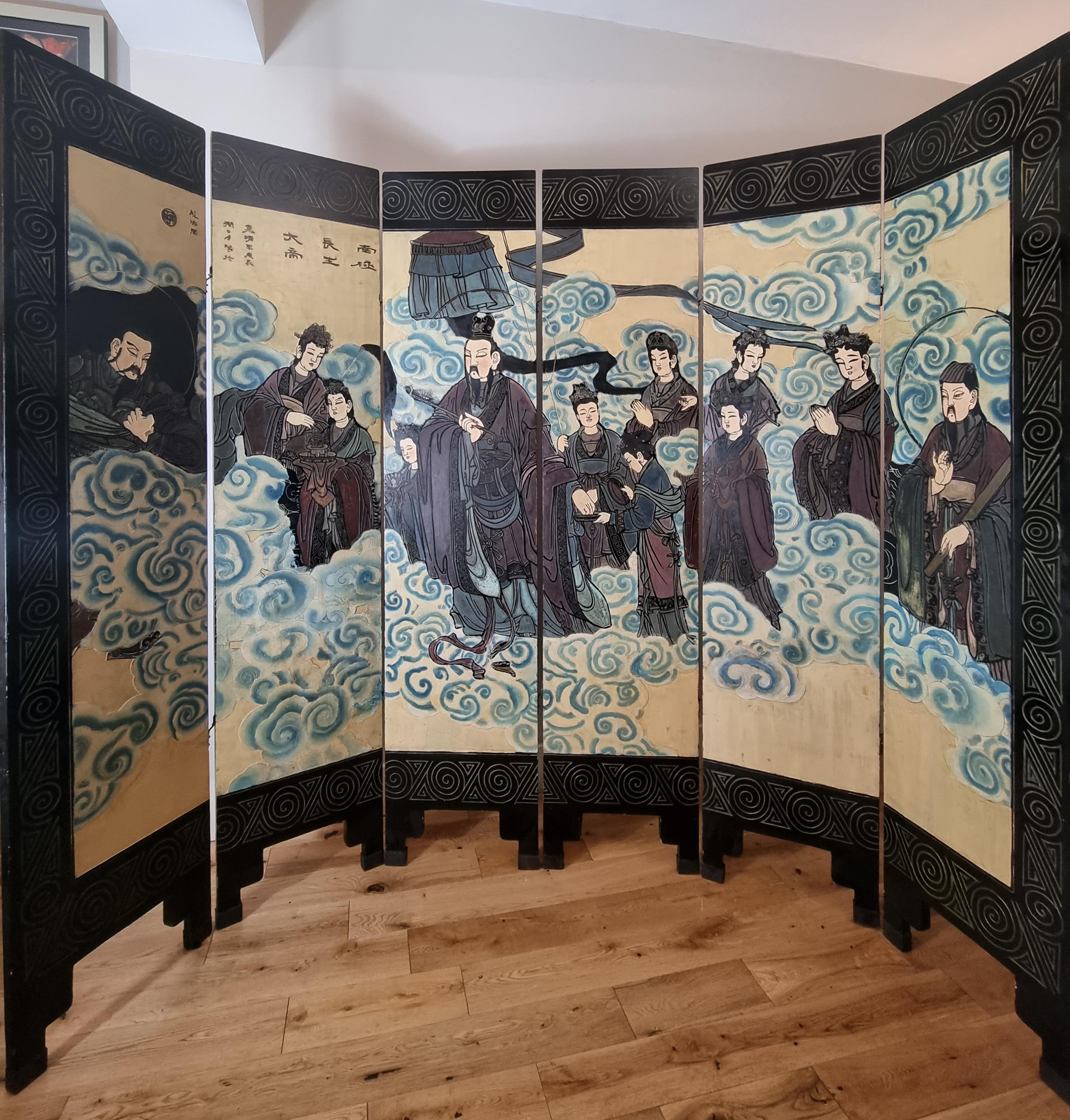 Chinesischer handbemalter und lackierter Coromandel 6-Panel-Raumteiler/Screen aus der späten Qing-Dynastie.

Ein wahrhaft atemberaubendes Exemplar. Jede Tafel wird mit Gesso erstellt und dann von Hand bemalt, was einen atemberaubenden