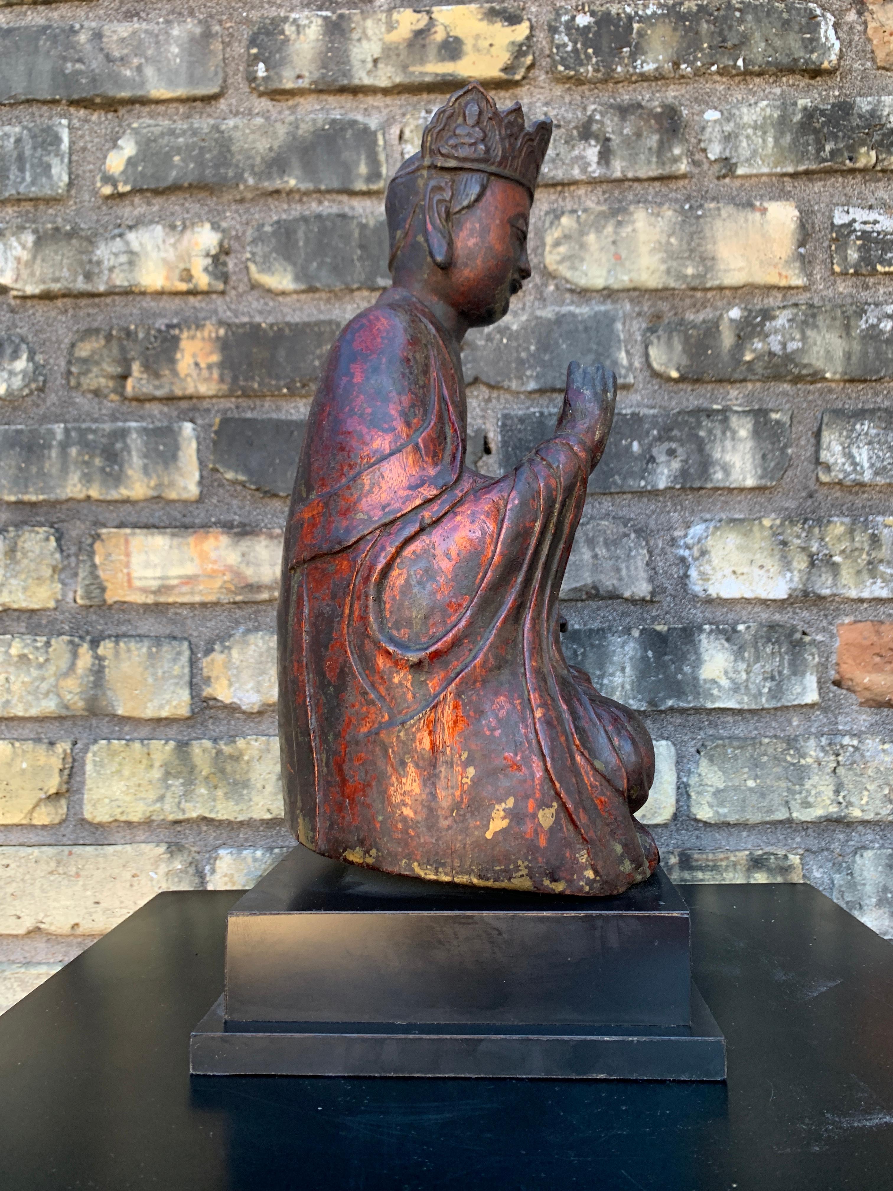Cinese Guanyin in legno laccato della dinastia Qing cinese, XVIII secolo, Cina meridionale in vendita