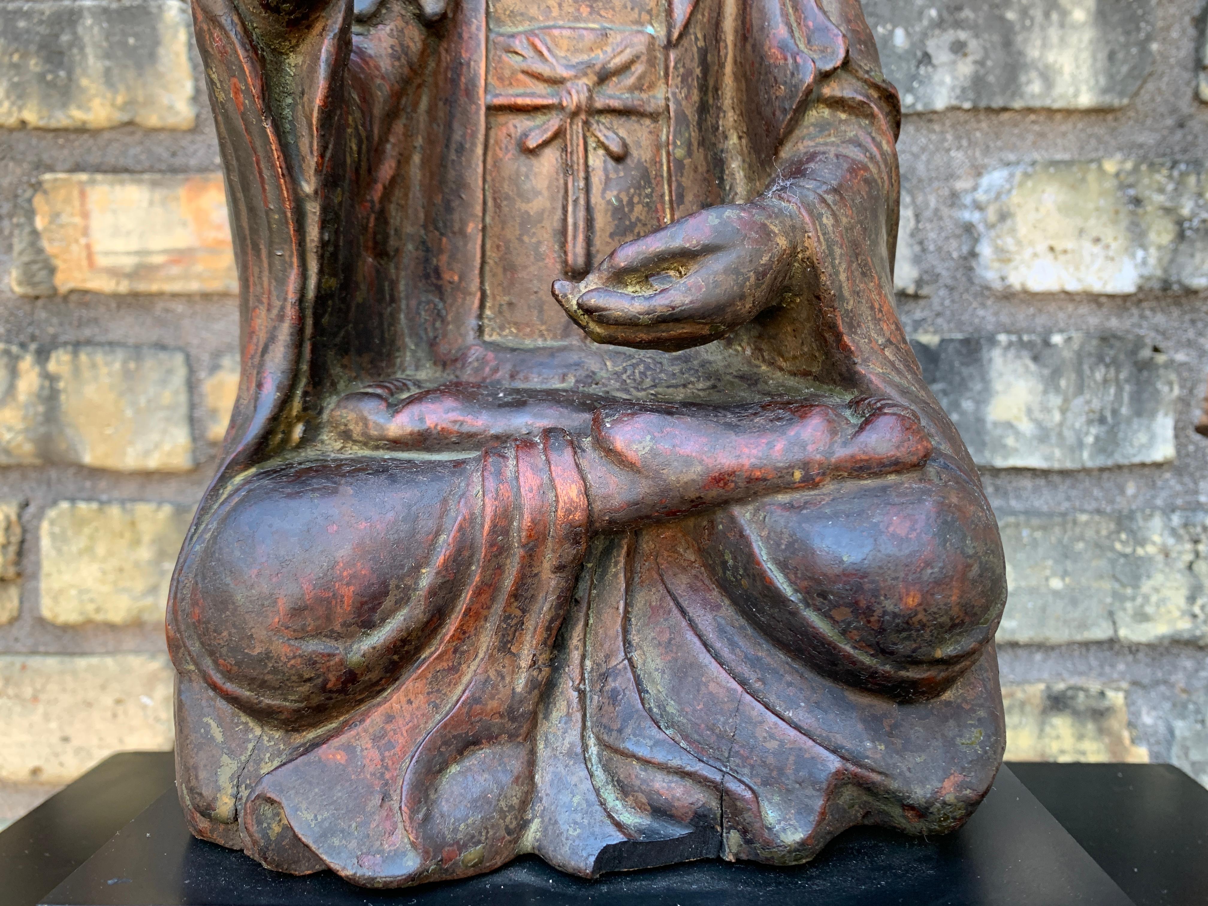 Guanyin in legno laccato della dinastia Qing cinese, XVIII secolo, Cina meridionale in vendita 2