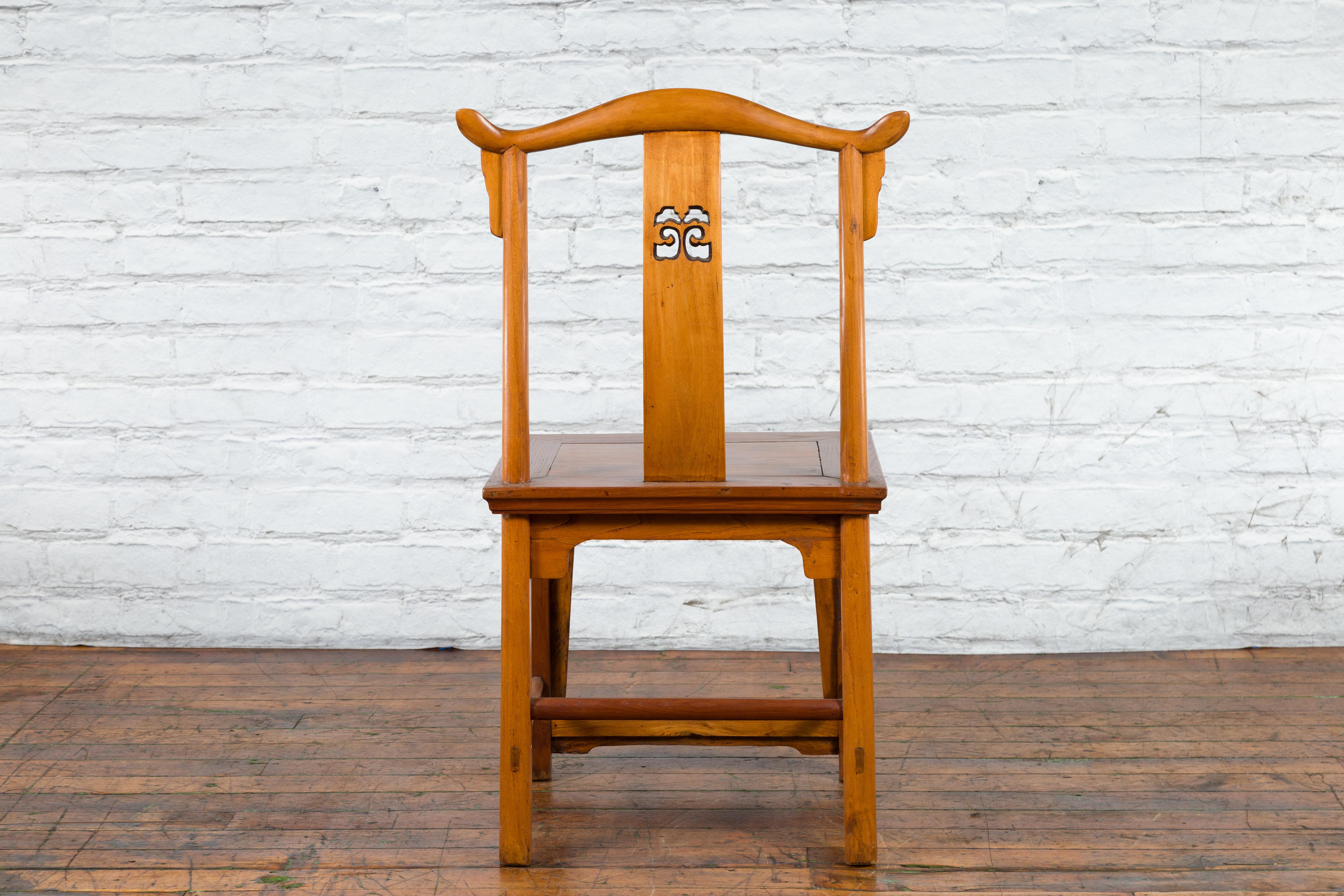 Chinese Qing Dynasty Lamp Hanger Chair with Carved Splat and Two Toned Finish For Sale 7