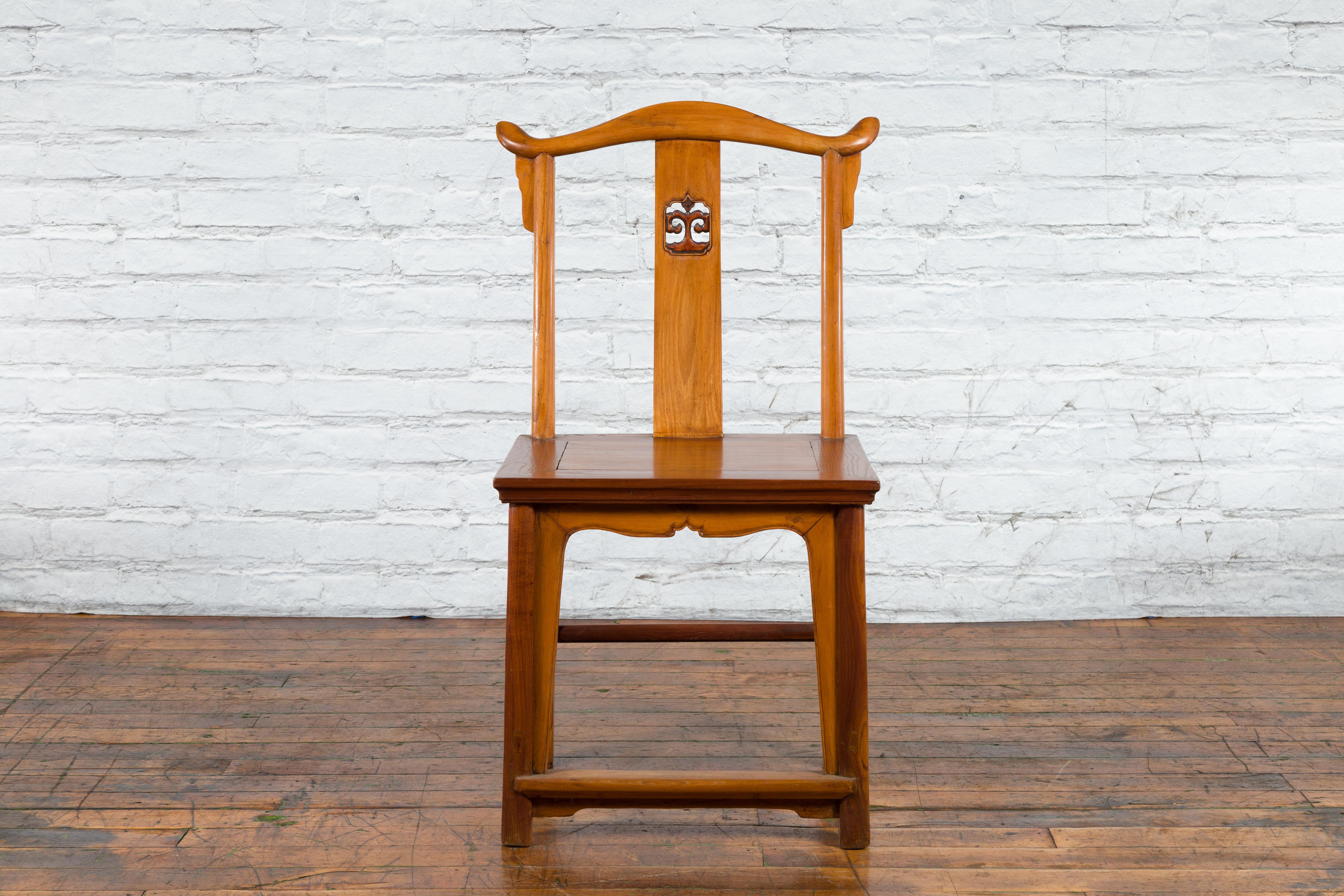 A Chinese Qing Dynasty period lamp hanger chair from the early 20th century, with hand-carved medallion on the back splat, two-toned finish and side stretchers. Created in China during the later part of the Qing dynasty period in the early 20th