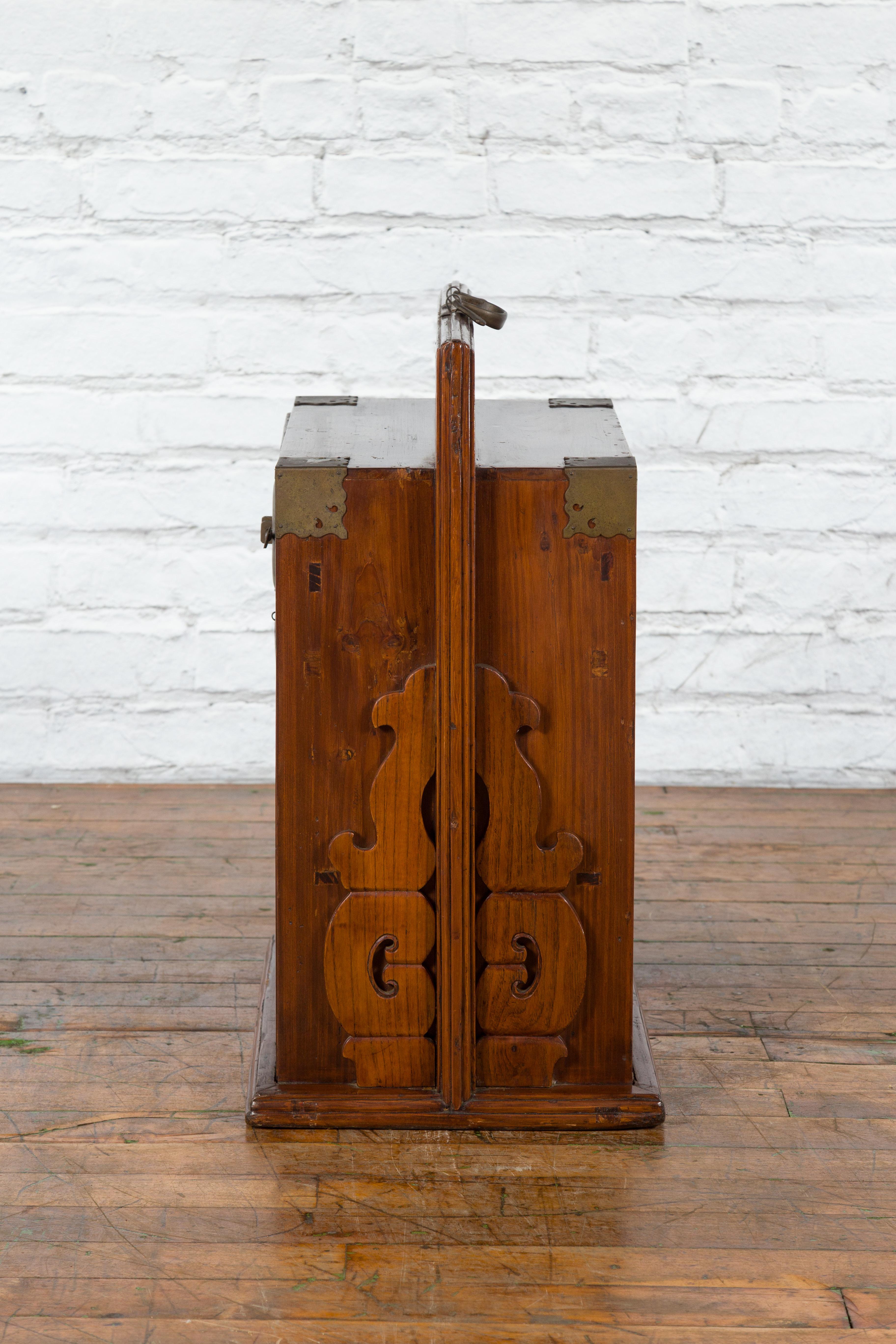 Qing Dynasty Late 19th Century Traveler's Chest with Removable Door For Sale 4