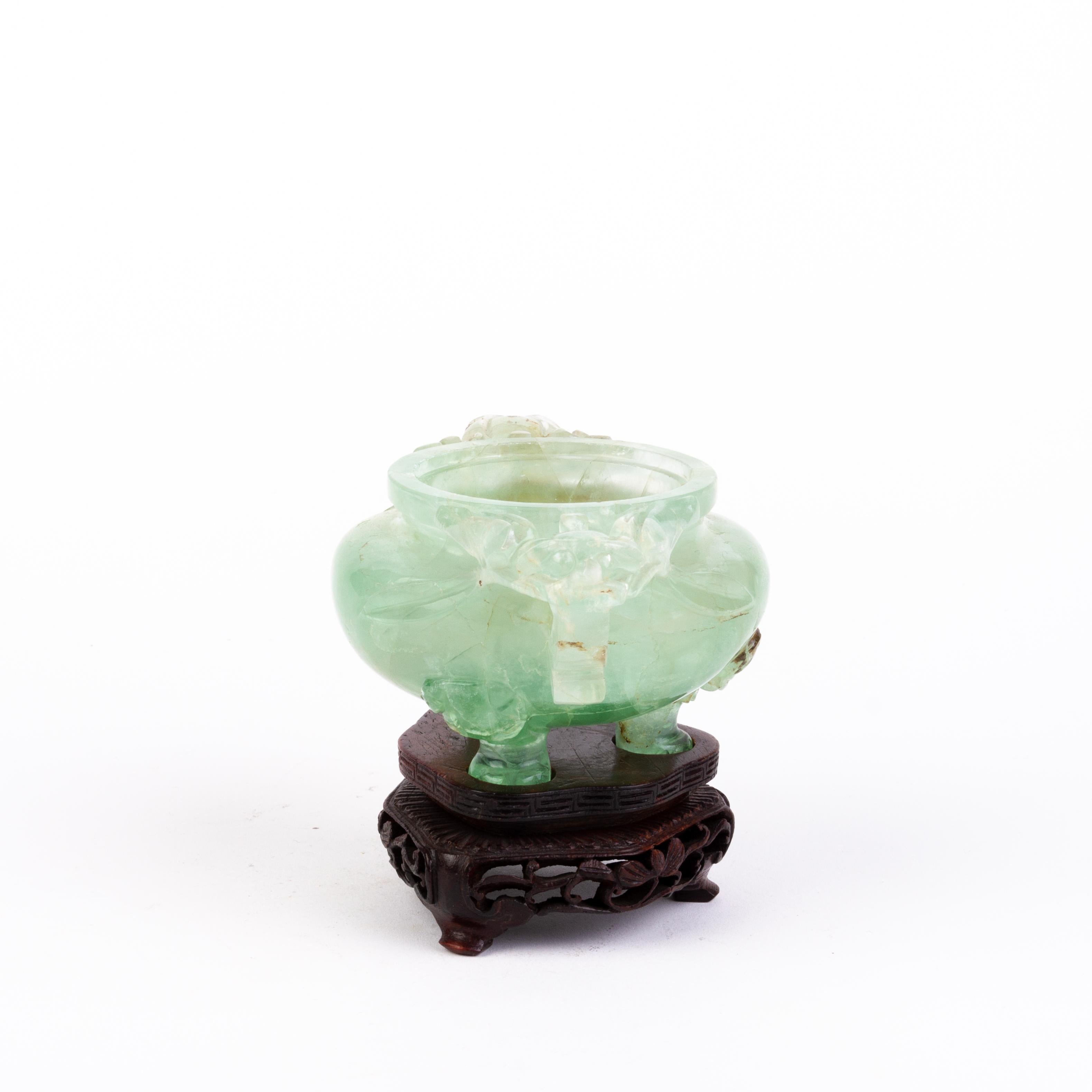 Chinese Qing Dynasty Lidded Jade Censer Vase Sculpture on Stand 19th Century  In Good Condition For Sale In Nottingham, GB