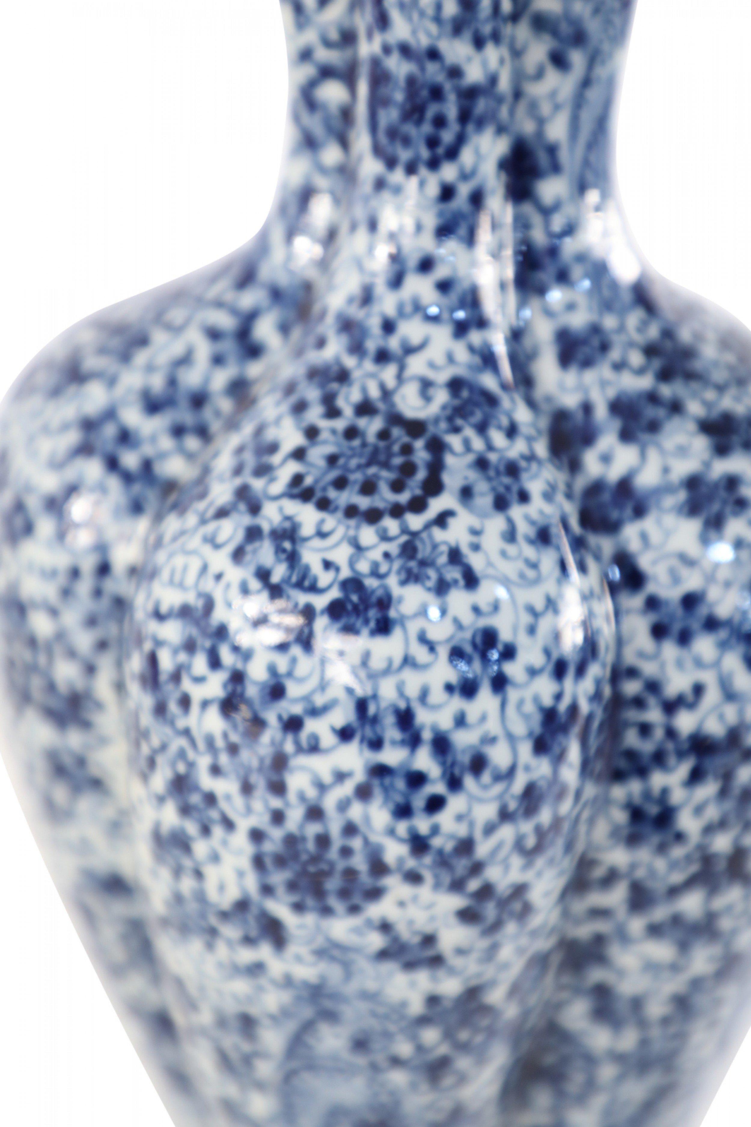 Chinese Qing Dynasty Lobed Blue Floral Porcelain Vase 2