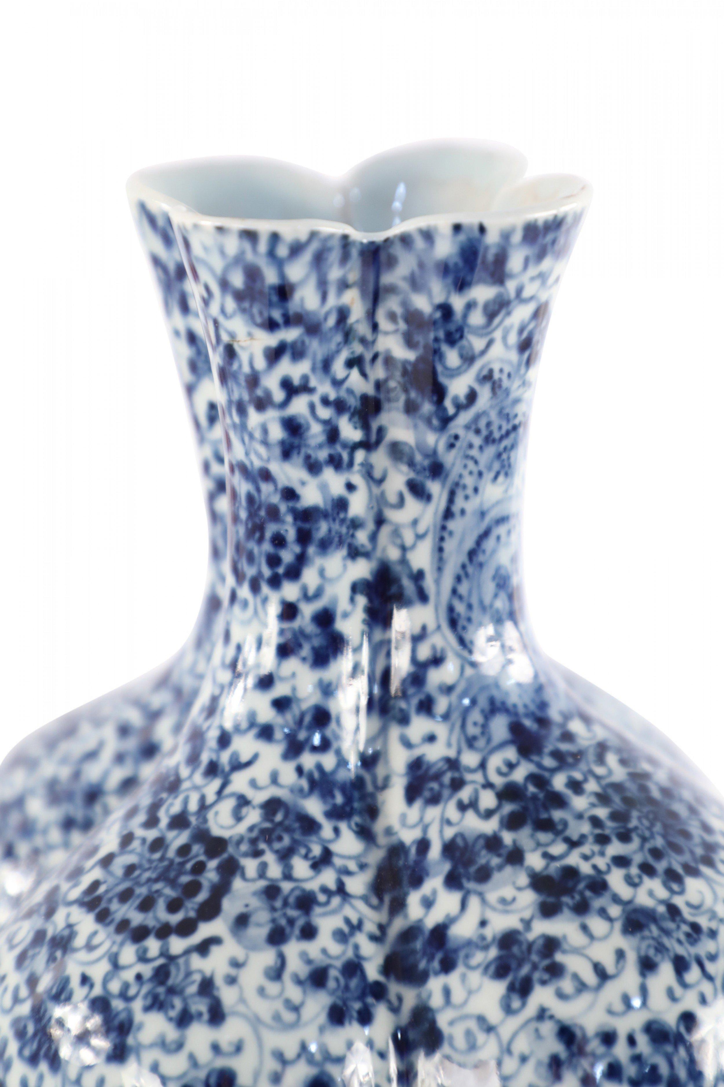 Chinese Qing Dynasty Lobed Blue Floral Porcelain Vase 4