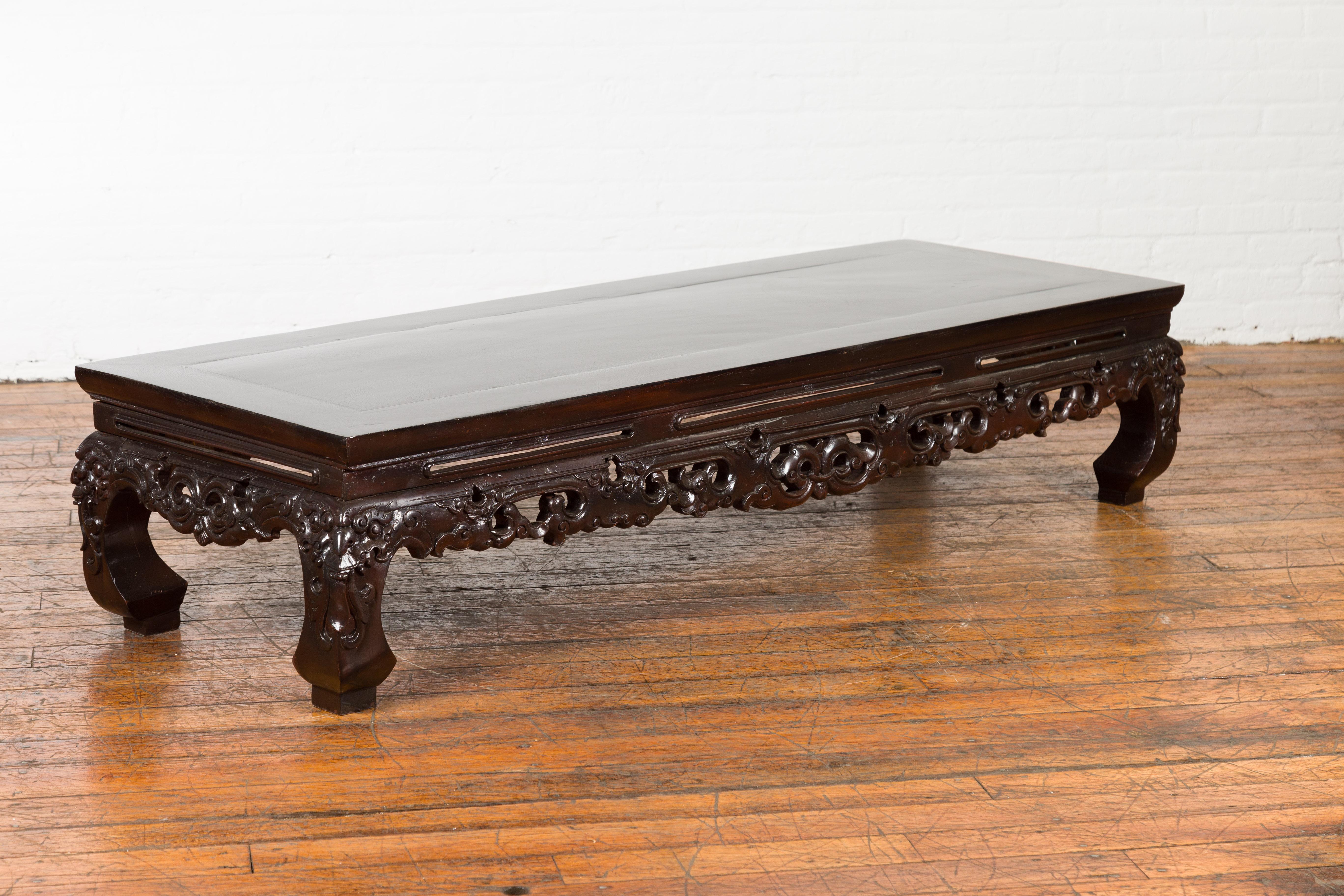 Chinese Qing Dynasty Low Kang Coffee Table with Carved Apron and Dark Lacquer For Sale 6