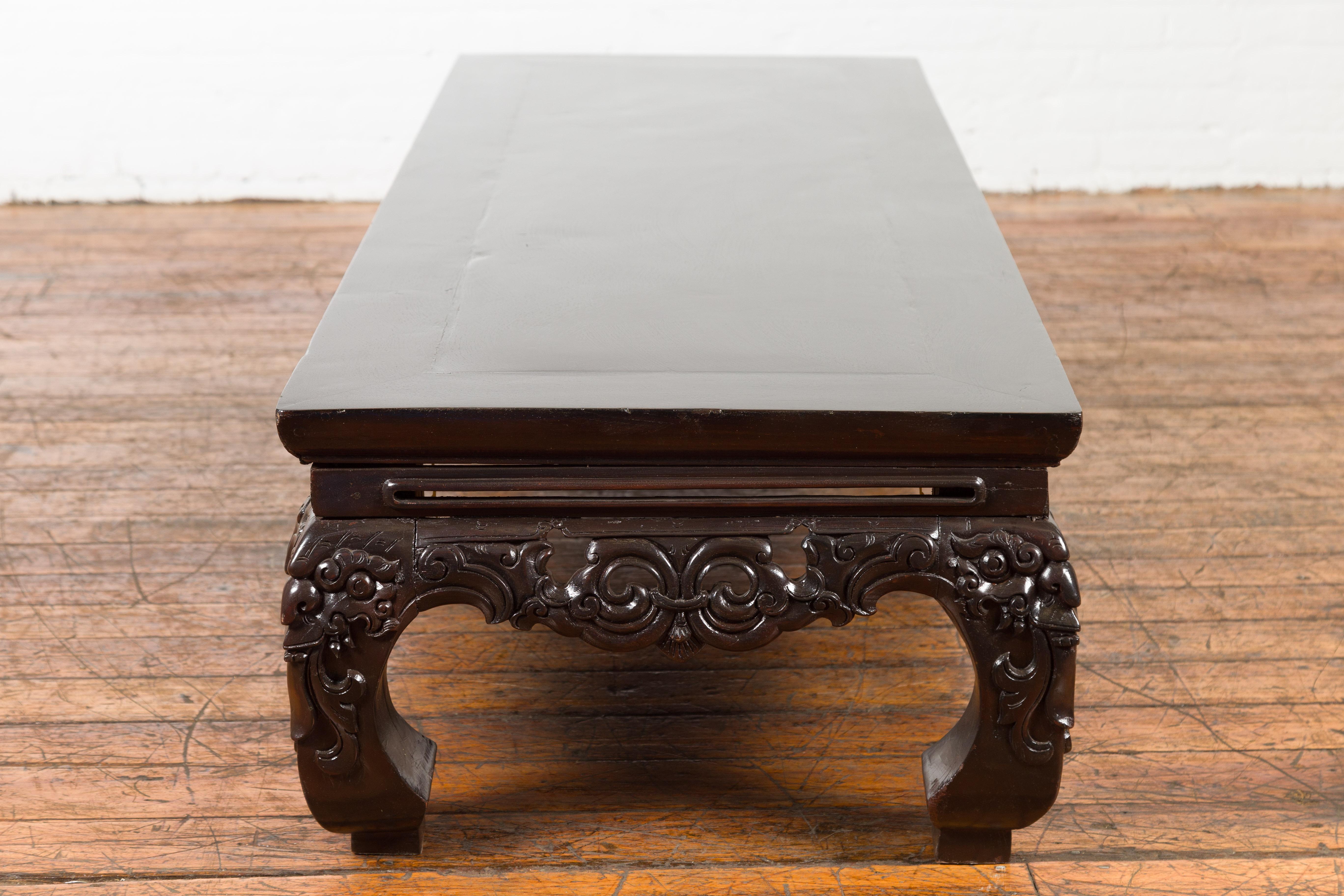 Chinese Qing Dynasty Low Kang Coffee Table with Carved Apron and Dark Lacquer For Sale 9