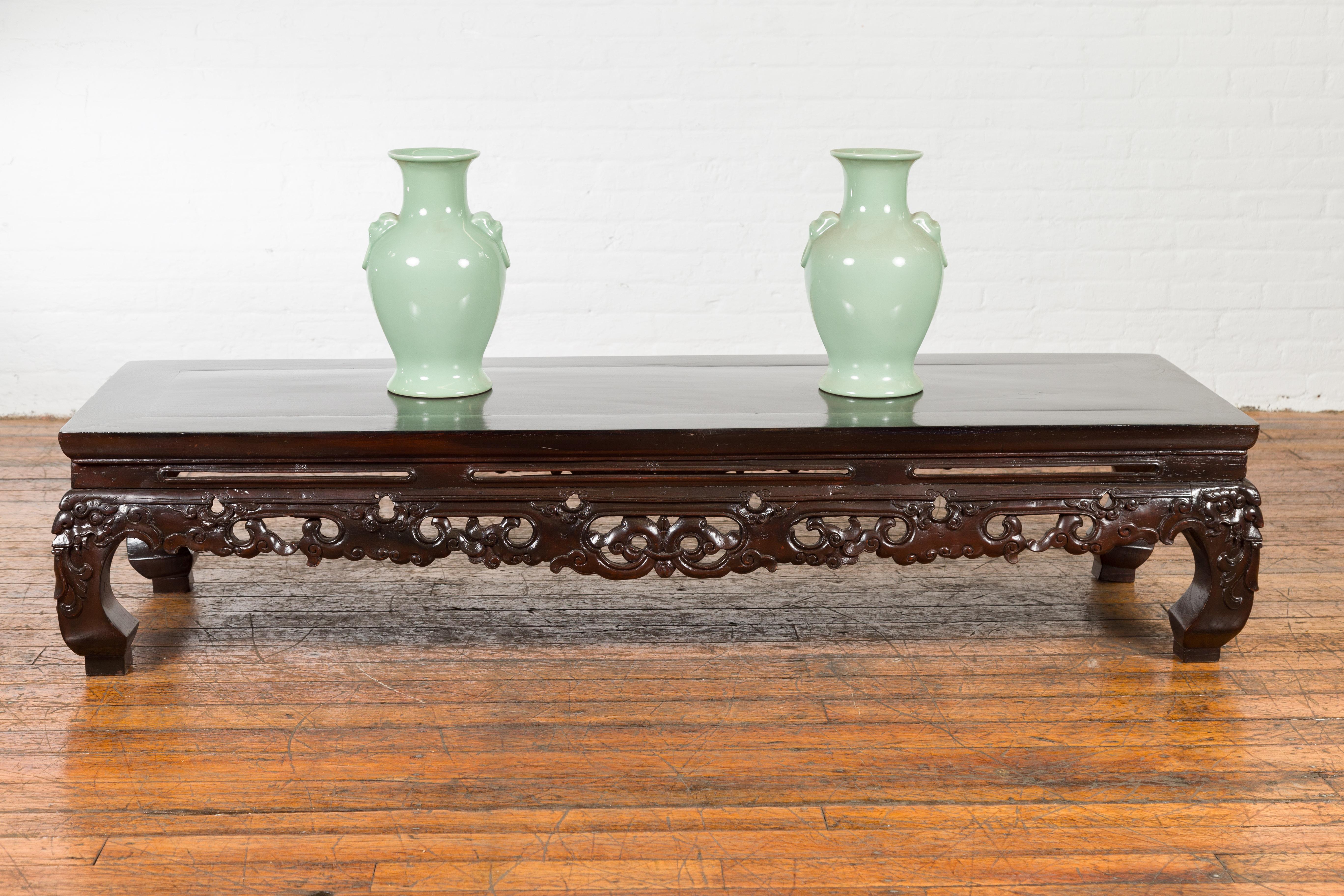 Chinese Qing Dynasty Low Kang Coffee Table with Carved Apron and Dark Lacquer In Good Condition For Sale In Yonkers, NY