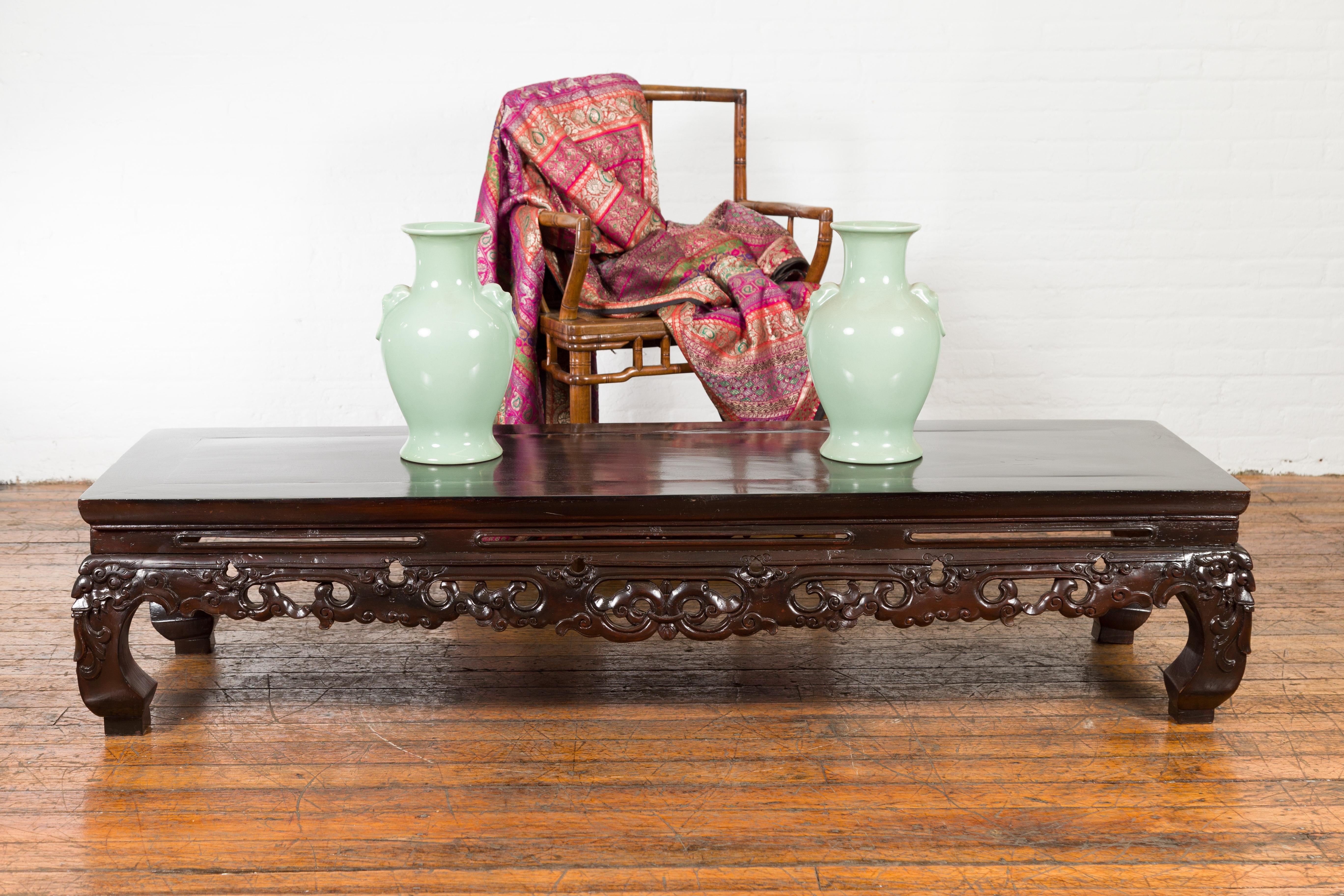 19th Century Chinese Qing Dynasty Low Kang Coffee Table with Carved Apron and Dark Lacquer For Sale