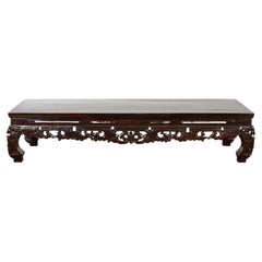 Table basse Kang de la dynastie chinoise Qing avec tablier sculpté et laque foncée