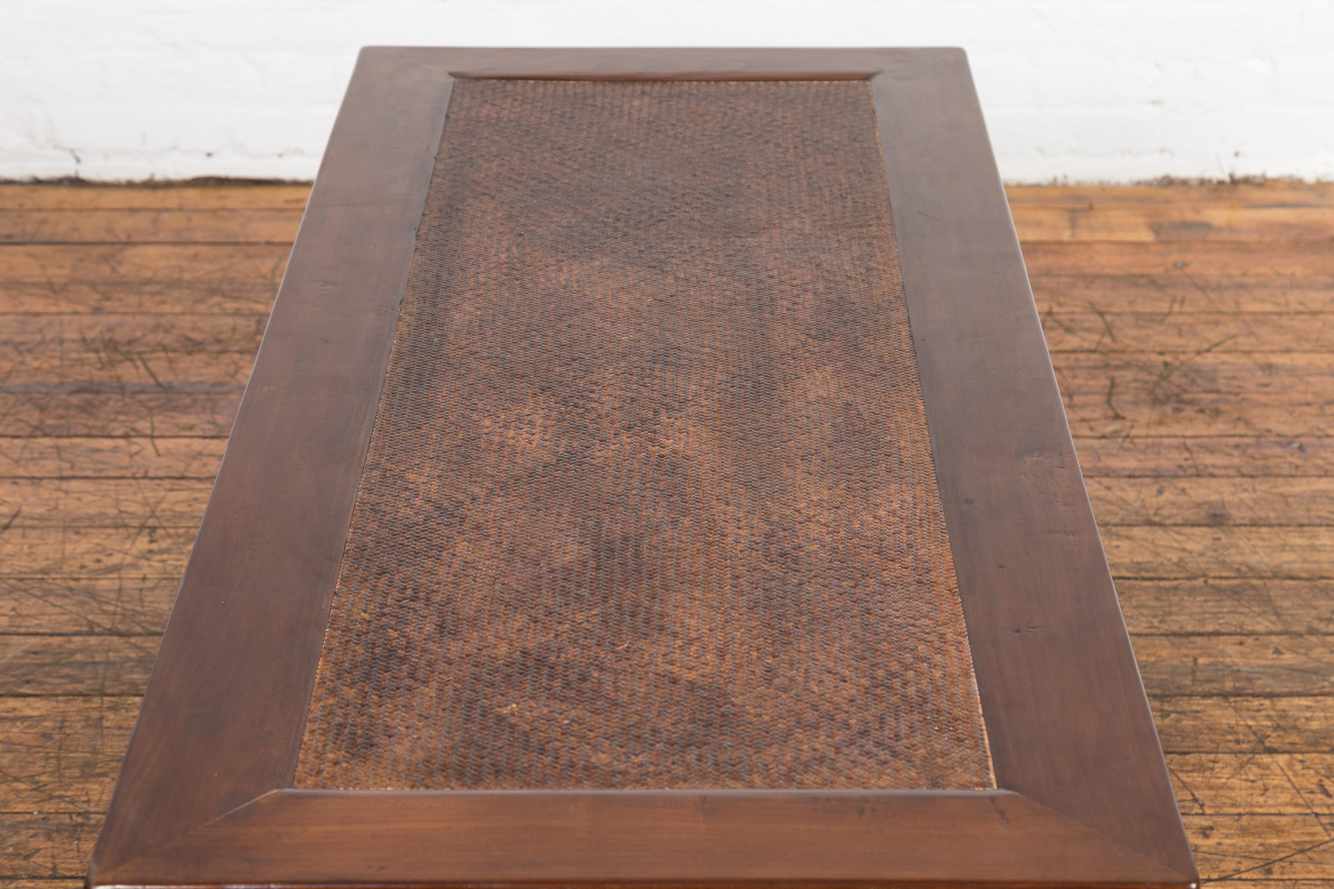 Table basse rectangulaire d'antiquités avec plateau en rotin tressé en vente 7
