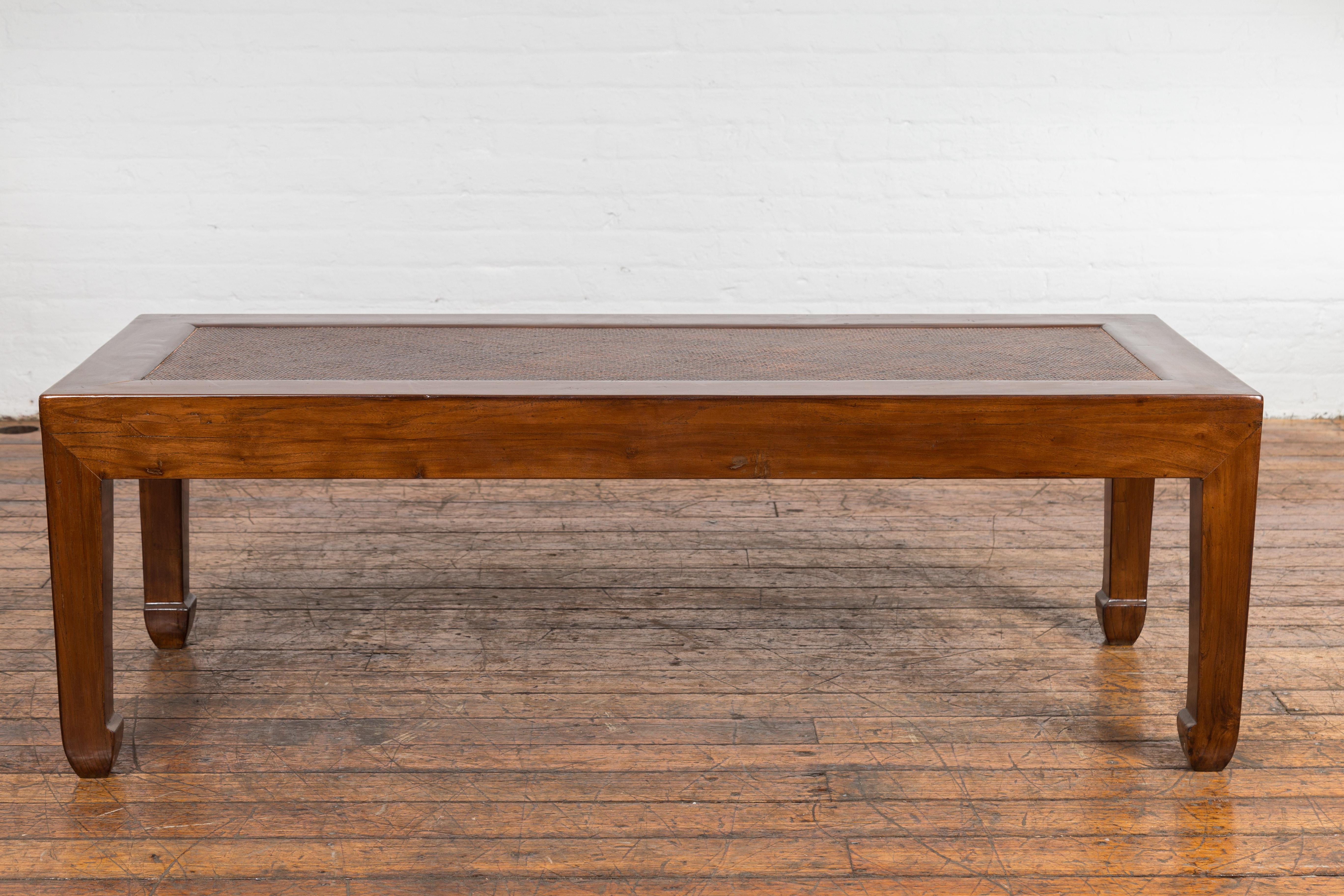 Table basse rectangulaire d'antiquités avec plateau en rotin tressé en vente 8