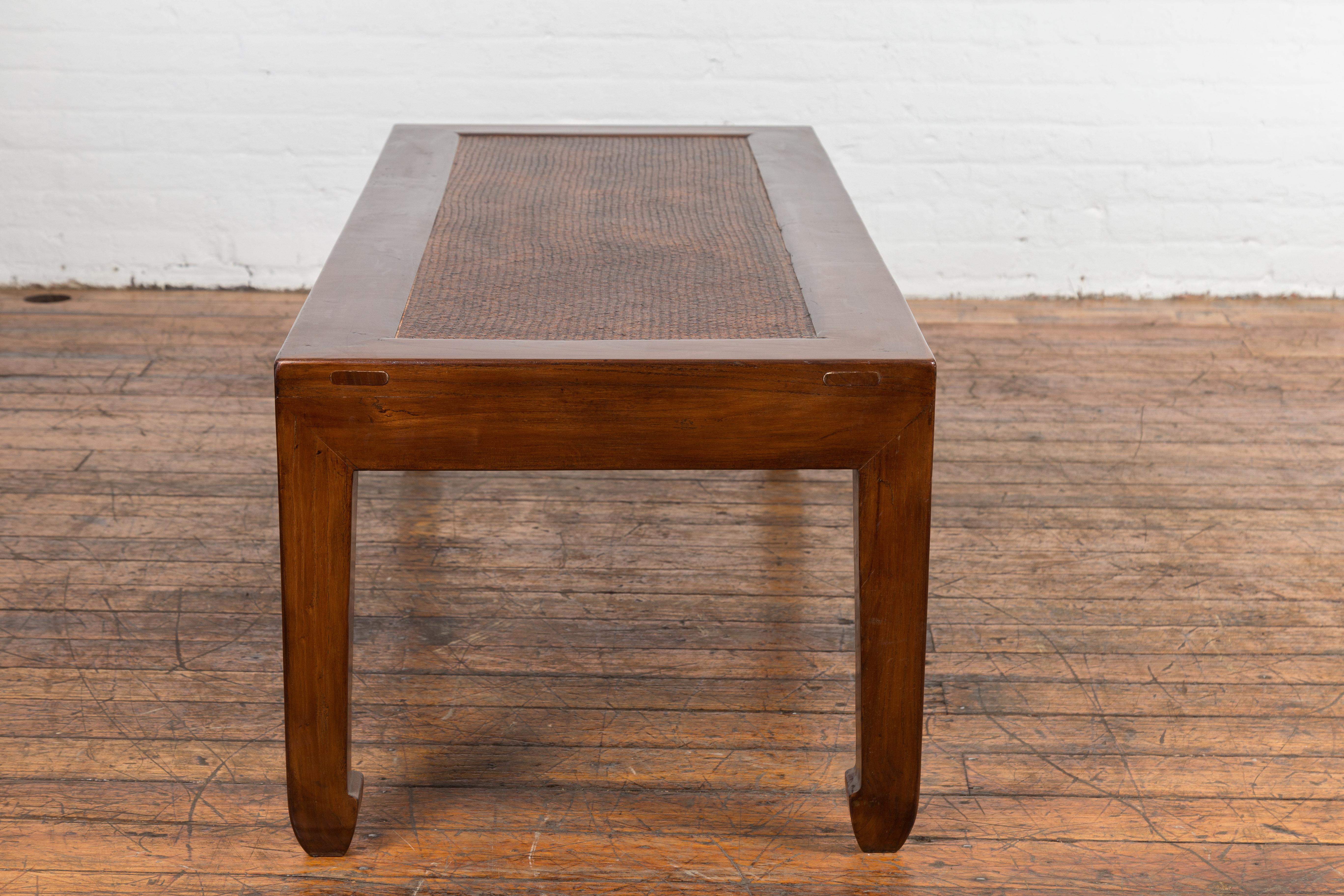 Table basse rectangulaire d'antiquités avec plateau en rotin tressé en vente 9