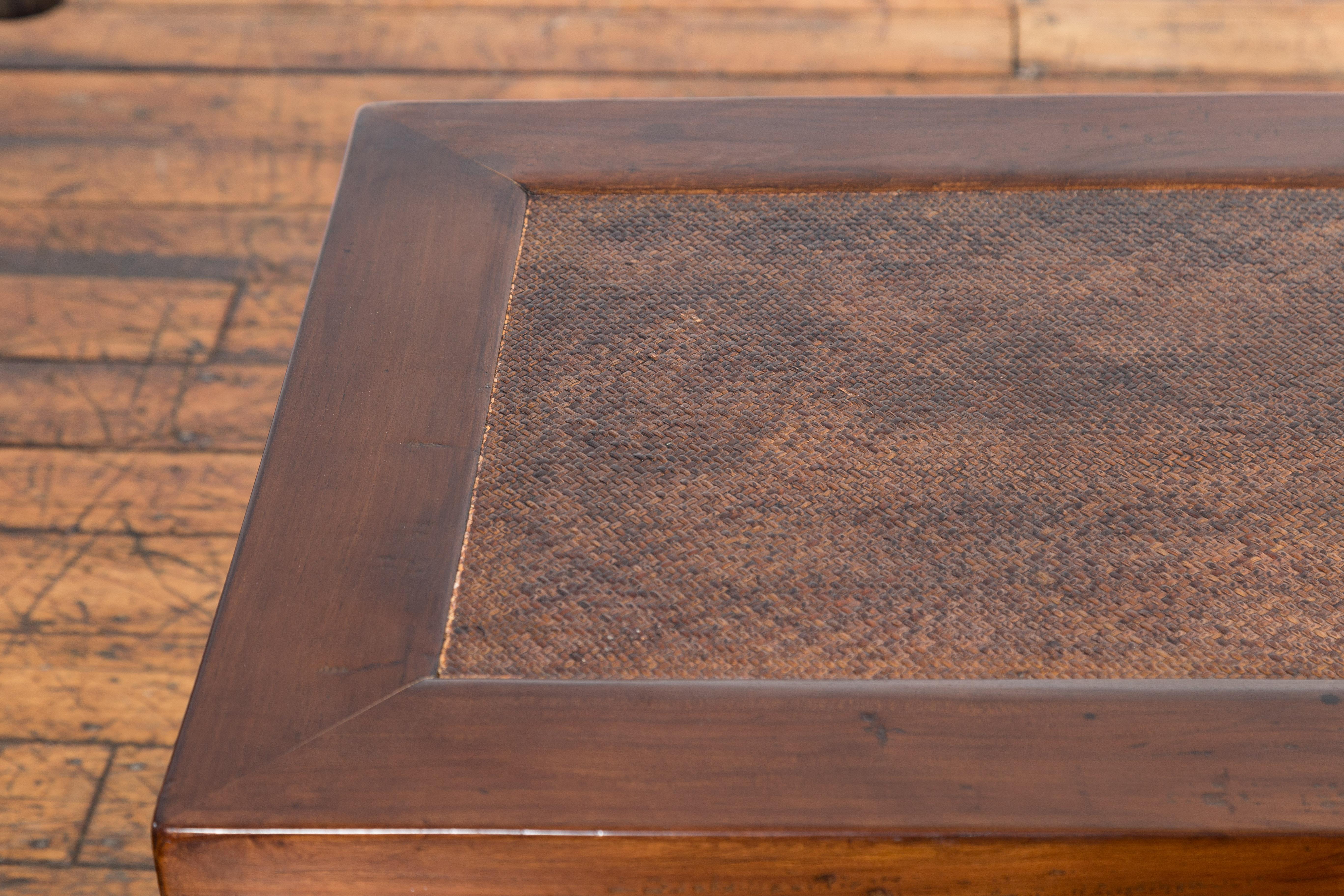 Rotin Table basse rectangulaire d'antiquités avec plateau en rotin tressé en vente
